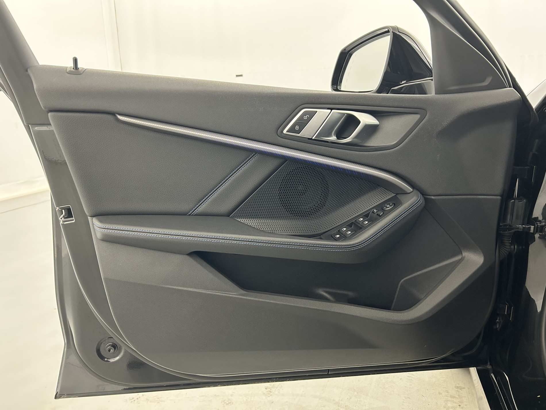 Vente en ligne Bmw Série 1 118dA 150ch M Sport + Toit ouvrant + Sièges M Sport au prix de 28 990 €