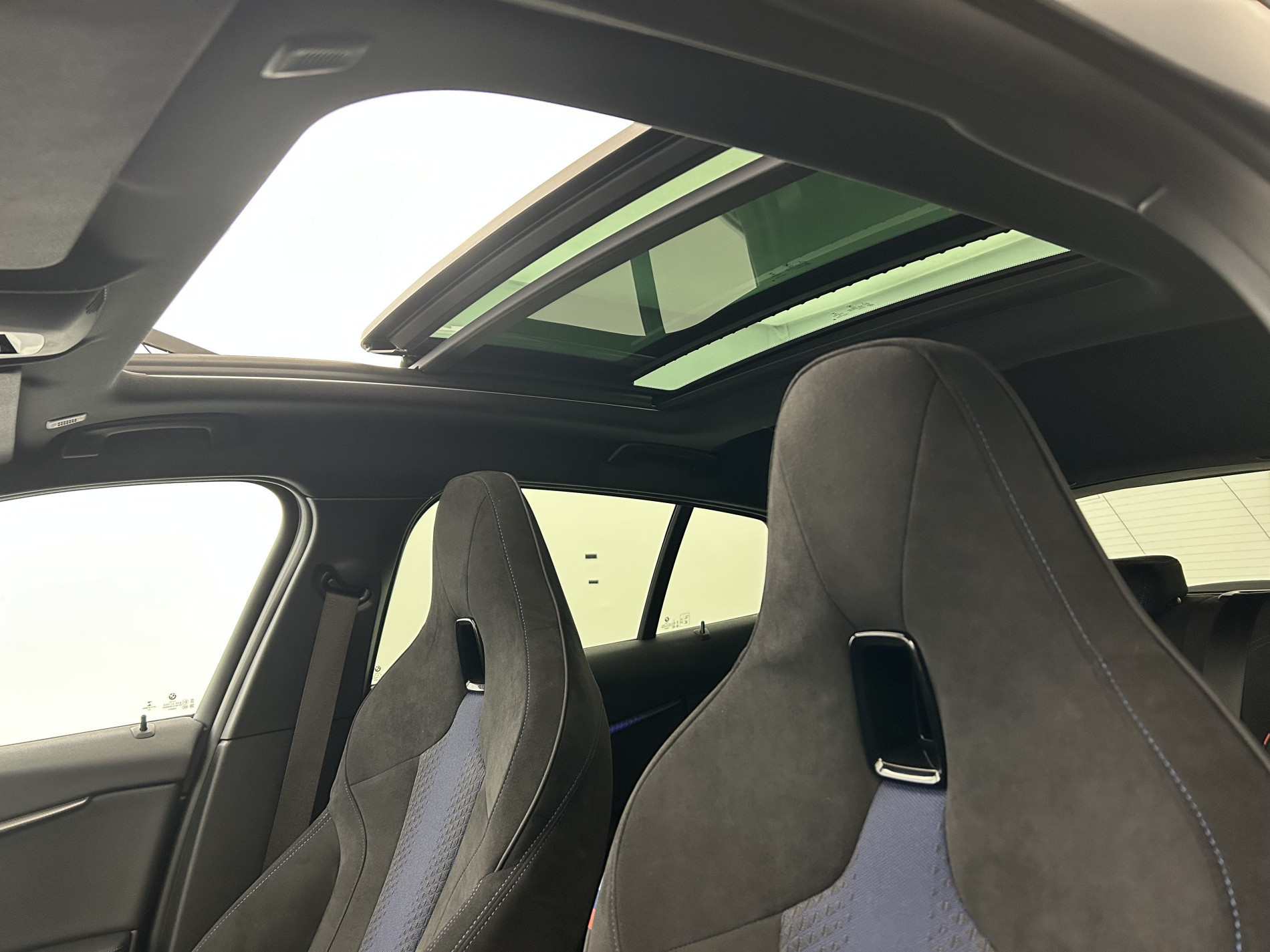 Vente en ligne Bmw Série 1 118dA 150ch M Sport + Toit ouvrant + Sièges M Sport au prix de 28 990 €