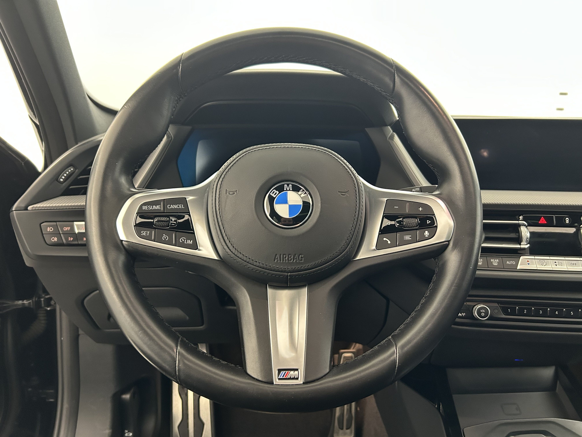Vente en ligne Bmw Série 1 118dA 150ch M Sport + Toit ouvrant + Sièges M Sport au prix de 28 990 €