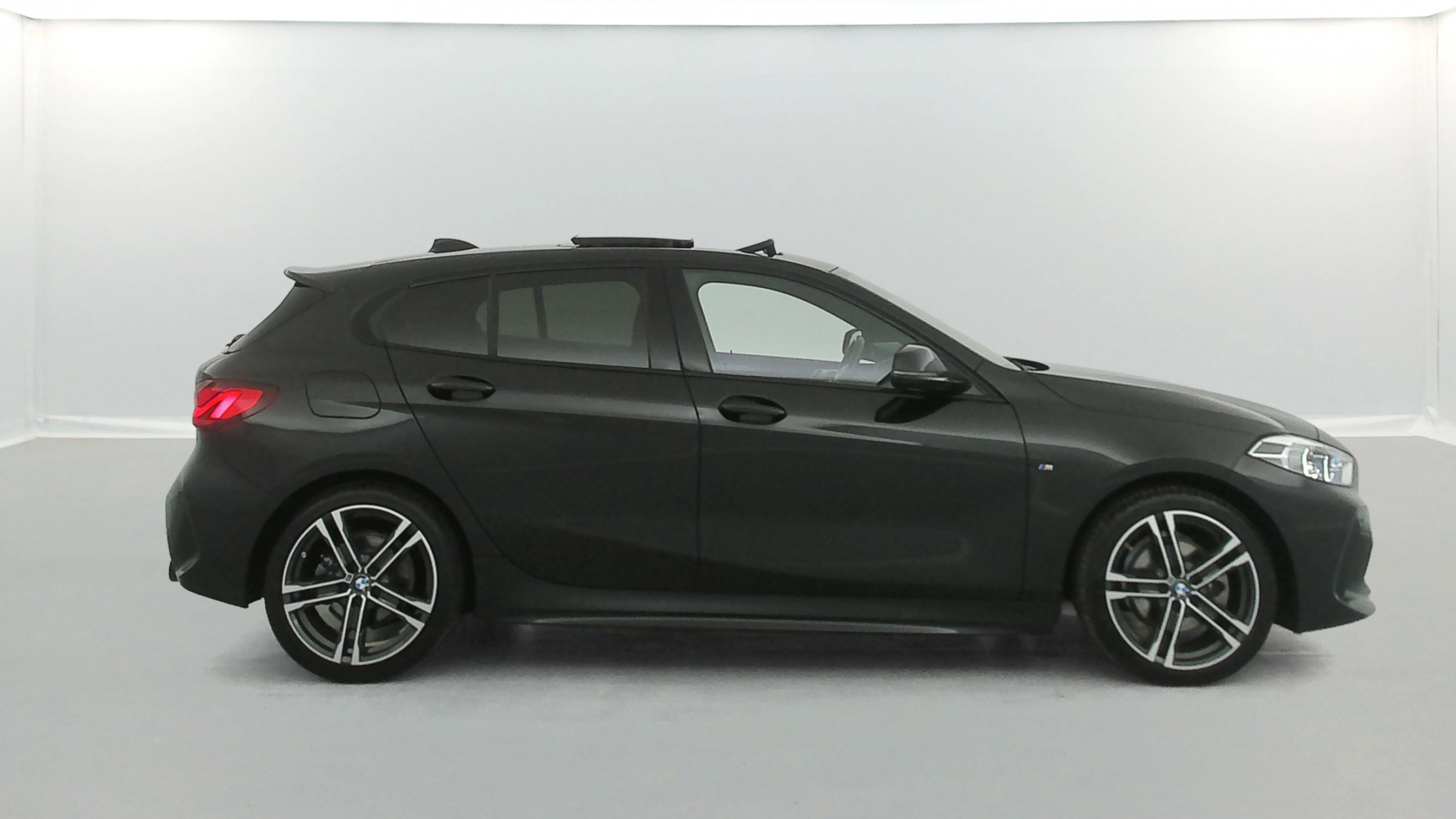 Vente en ligne Bmw Série 1 118dA 150ch M Sport + Toit ouvrant + Sièges M Sport au prix de 28 990 €