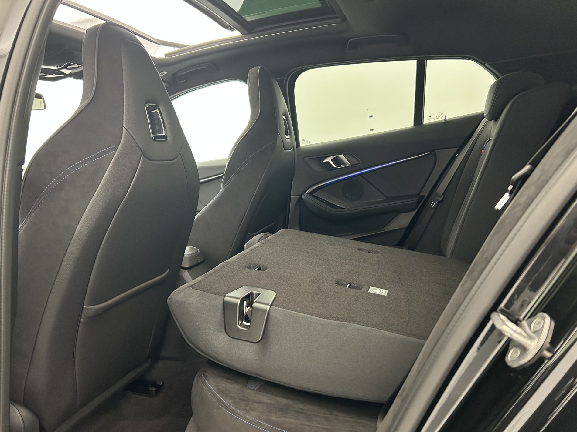 Vente en ligne Bmw Série 1 118dA 150ch M Sport + Toit ouvrant + Sièges M Sport au prix de 28 990 €