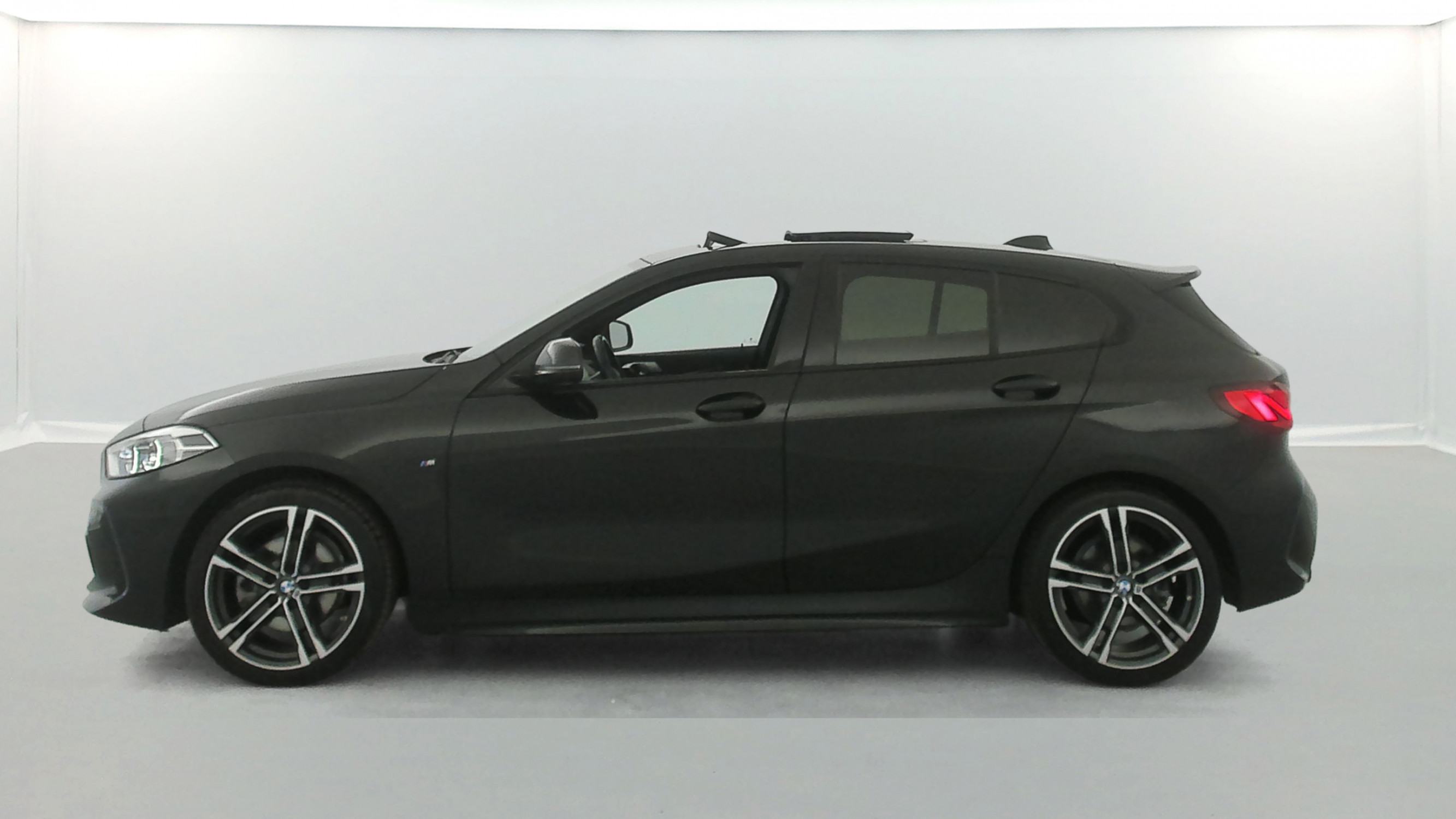 Vente en ligne Bmw Série 1 118dA 150ch M Sport + Toit ouvrant + Sièges M Sport au prix de 28 990 €