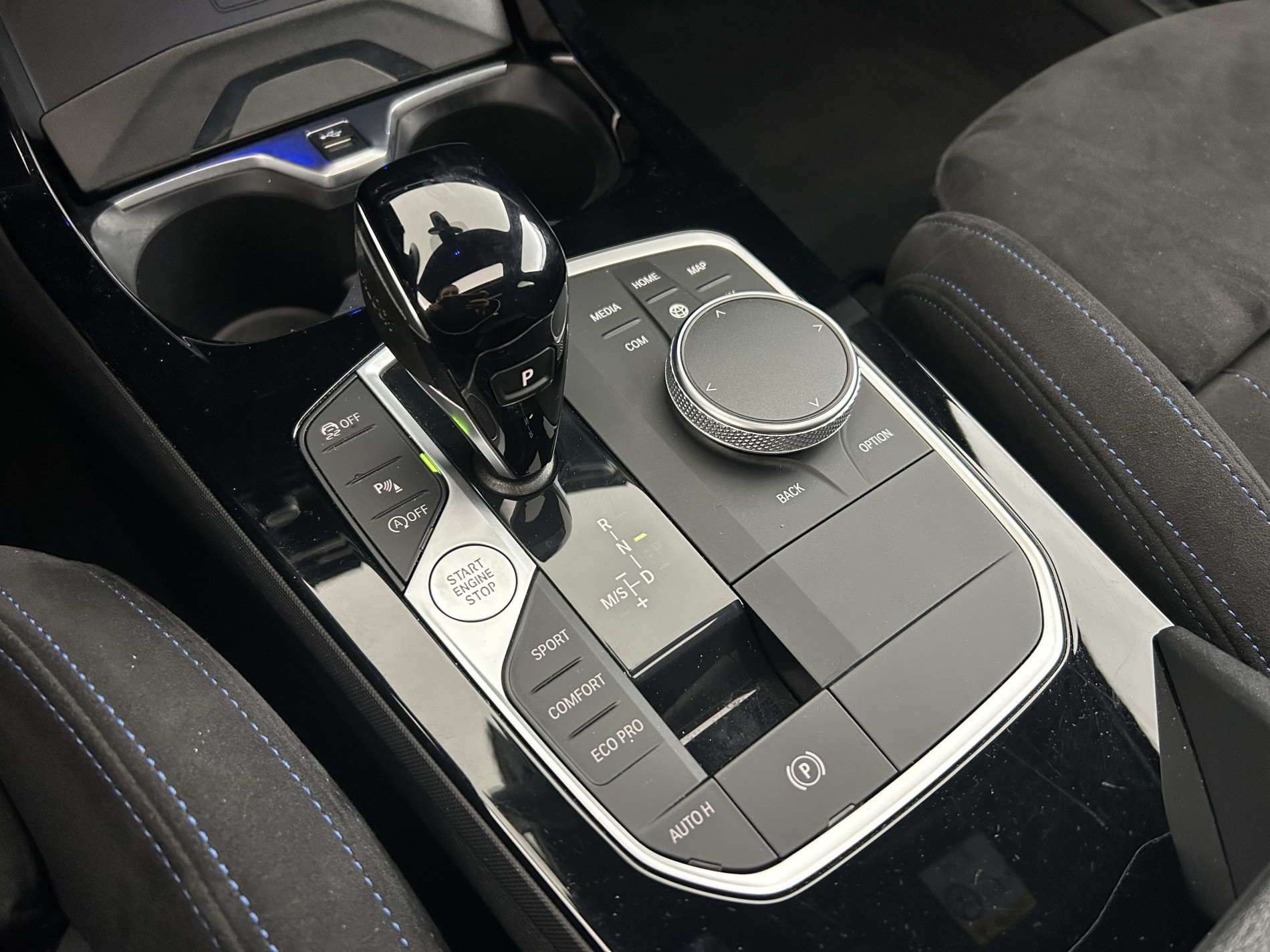 Vente en ligne Bmw Série 1 118dA 150ch M Sport + Toit ouvrant + Sièges M Sport au prix de 28 990 €