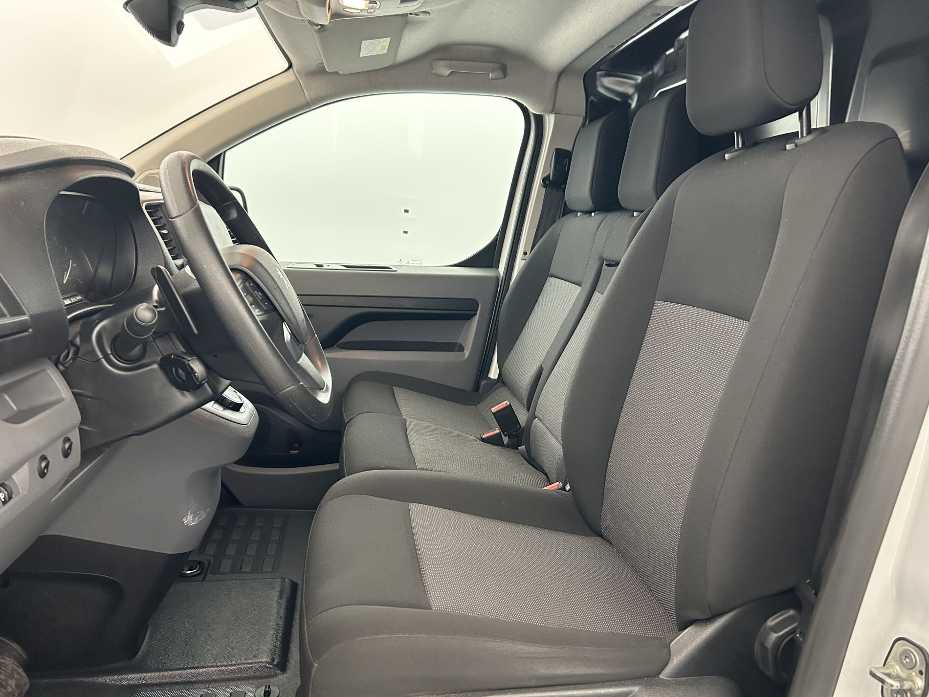 Vente en ligne Peugeot Expert Standard 2.0 BlueHDi 180ch Asphalt EAT8 au prix de 24 990 €