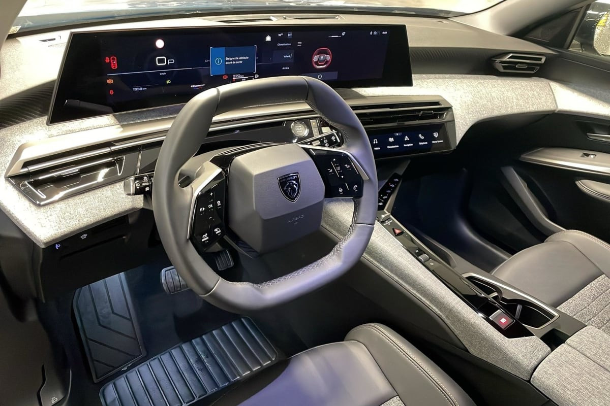 Vente en ligne Peugeot 5008 HYBRID 145 CH E-DCS6 ALLURE au prix de 30 160 €