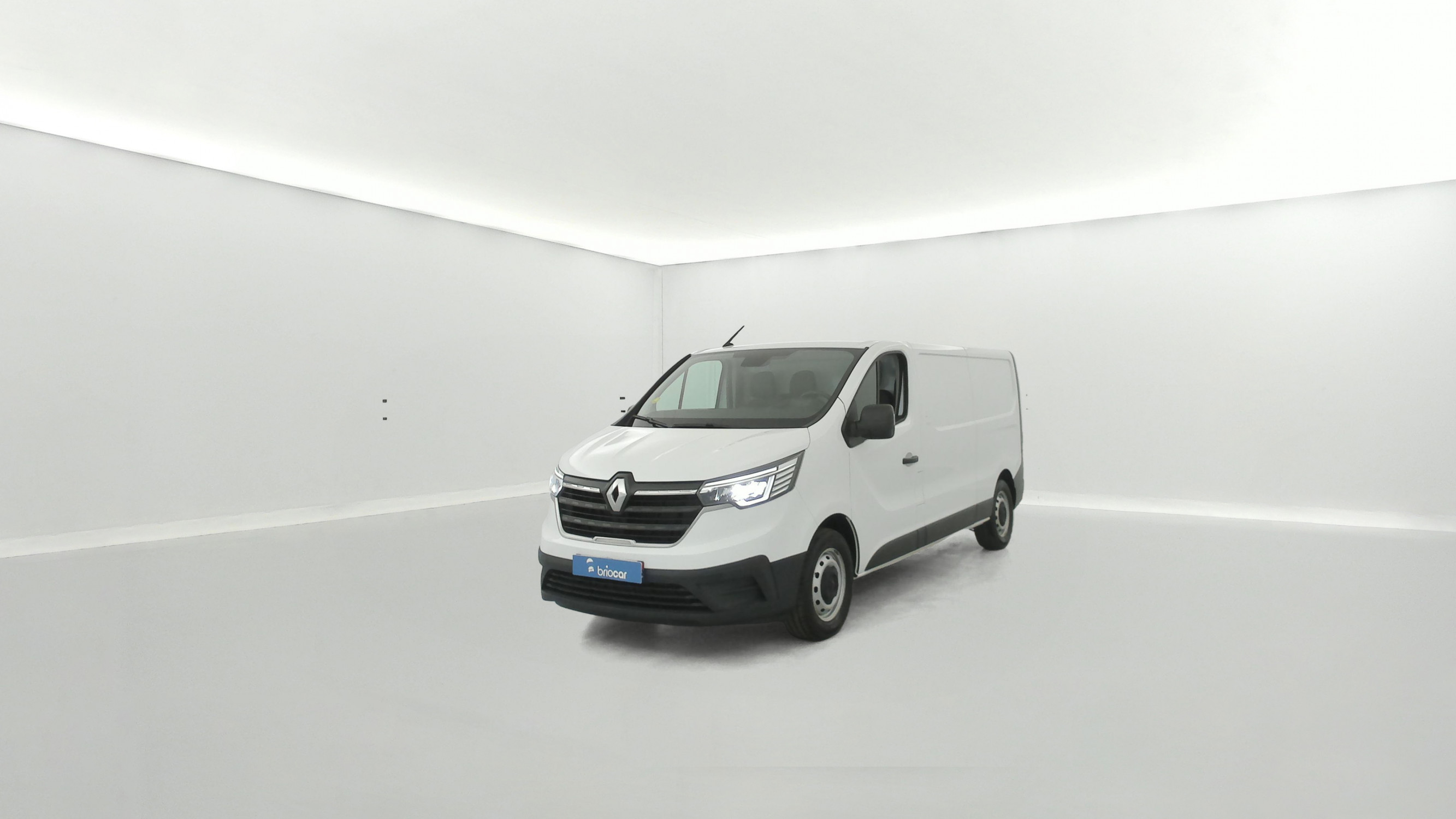 Renault Trafic 3 Fourgon L2H1 3T 2.0 Blue dCi 130ch Confort + Kit Bois occasion de 2023 en vente à Rennes