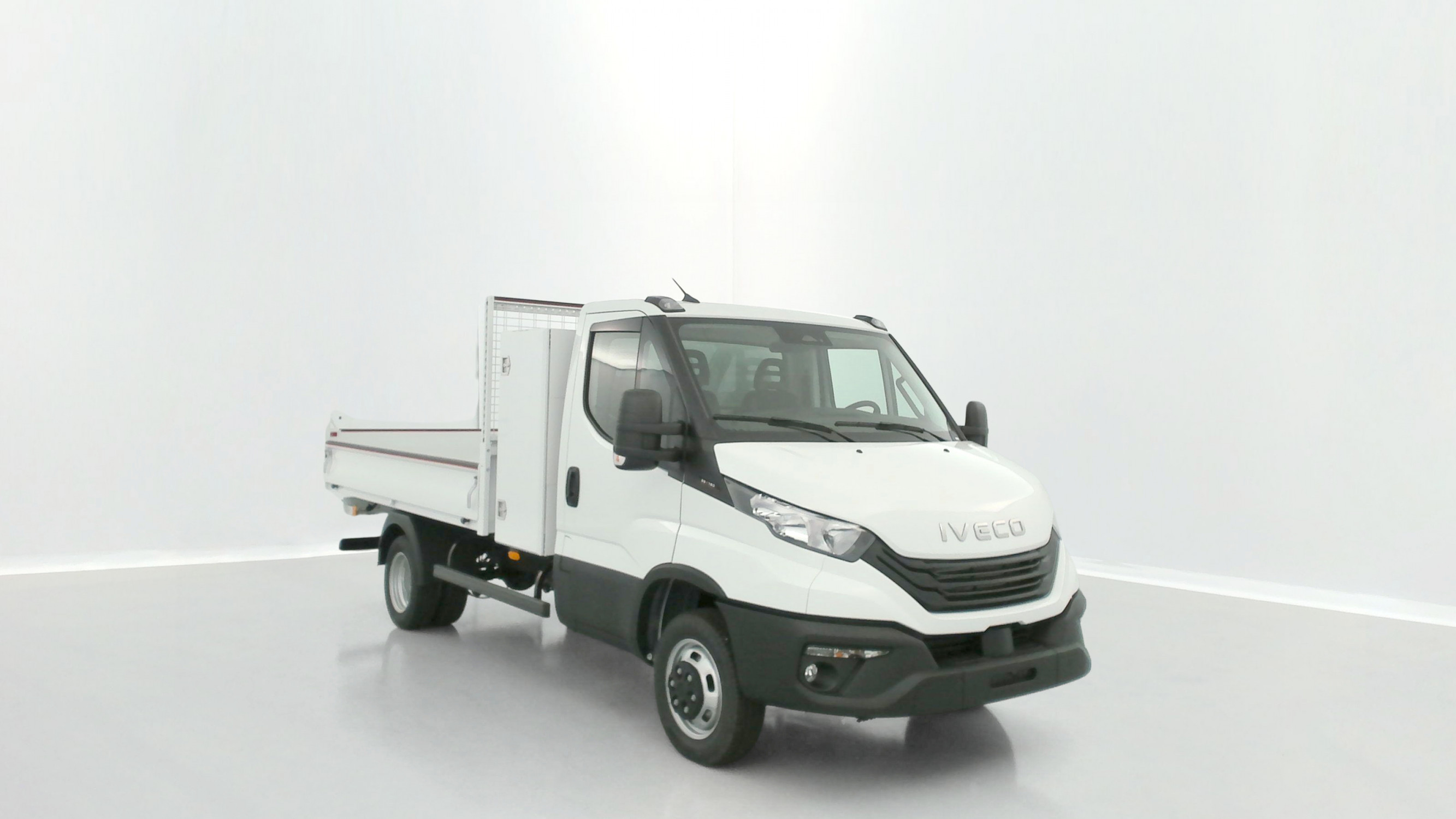 Vente en ligne Iveco Daily DAILY 35C16H 3.0 160ch 3750 QUAD-TOR Benne + Coffre au prix de 55 880 €