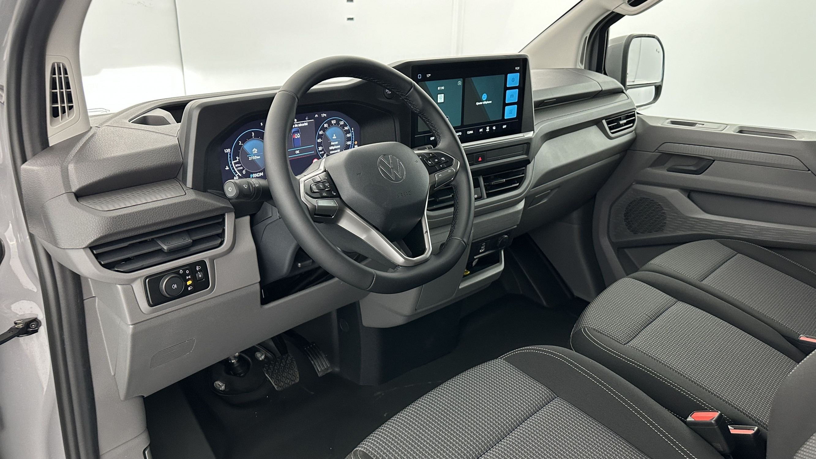 Vente en ligne Volkswagen Transporter TRANSPORTER T7 L2H1 2.0 TDI 150ch Business BVA8 au prix de 45 440 €