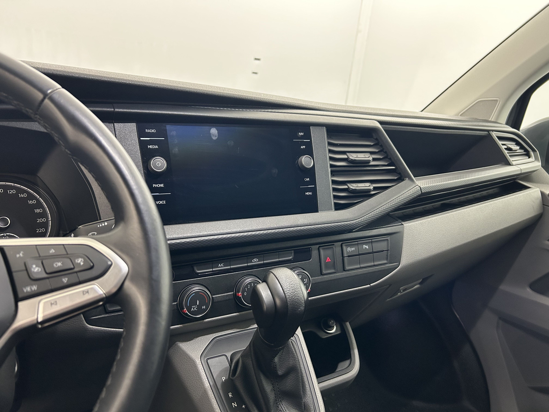 Vente en ligne Volkswagen Transporter 2.8T L1H1 2.0 TDI 150ch Business DSG7 + Caméra de recul + GPS au prix de 34 990 €