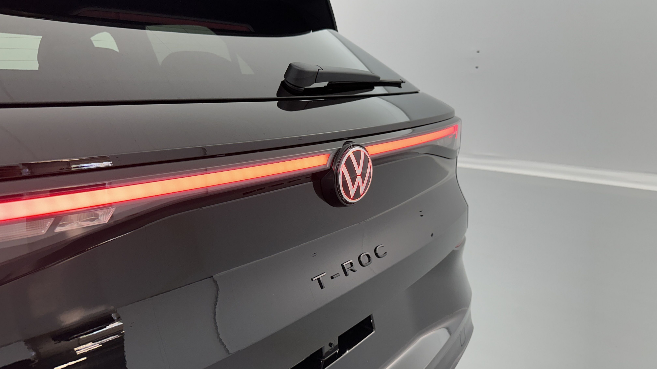Vente en ligne Volkswagen T-Roc T-ROC 1.5 eTSI EVO2 Hybrid 150ch R-Line DSG7 au prix de 37 700 €
