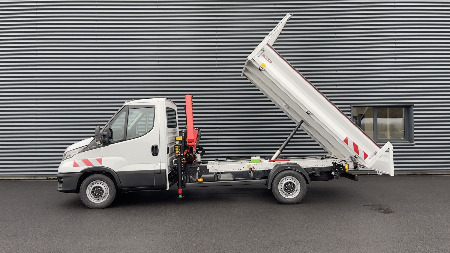 Vente en ligne Iveco Daily DAILY 35S14H 3750 2.3 136ch Benne Alu JPM + Grue PK 2900 au prix de 74 720 €