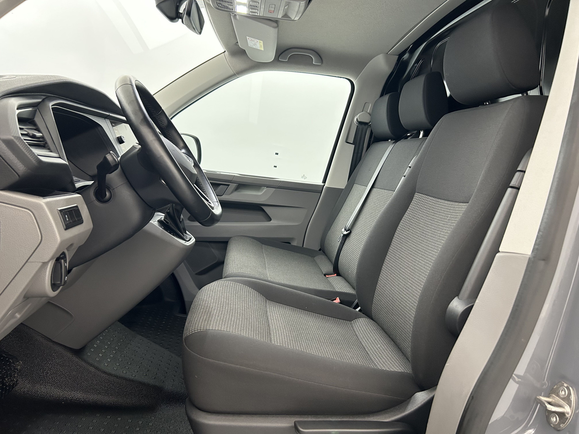 Vente en ligne Volkswagen Transporter 2.8T L1H1 2.0 TDI 150ch Business DSG7 + Caméra de recul + GPS au prix de 34 990 €