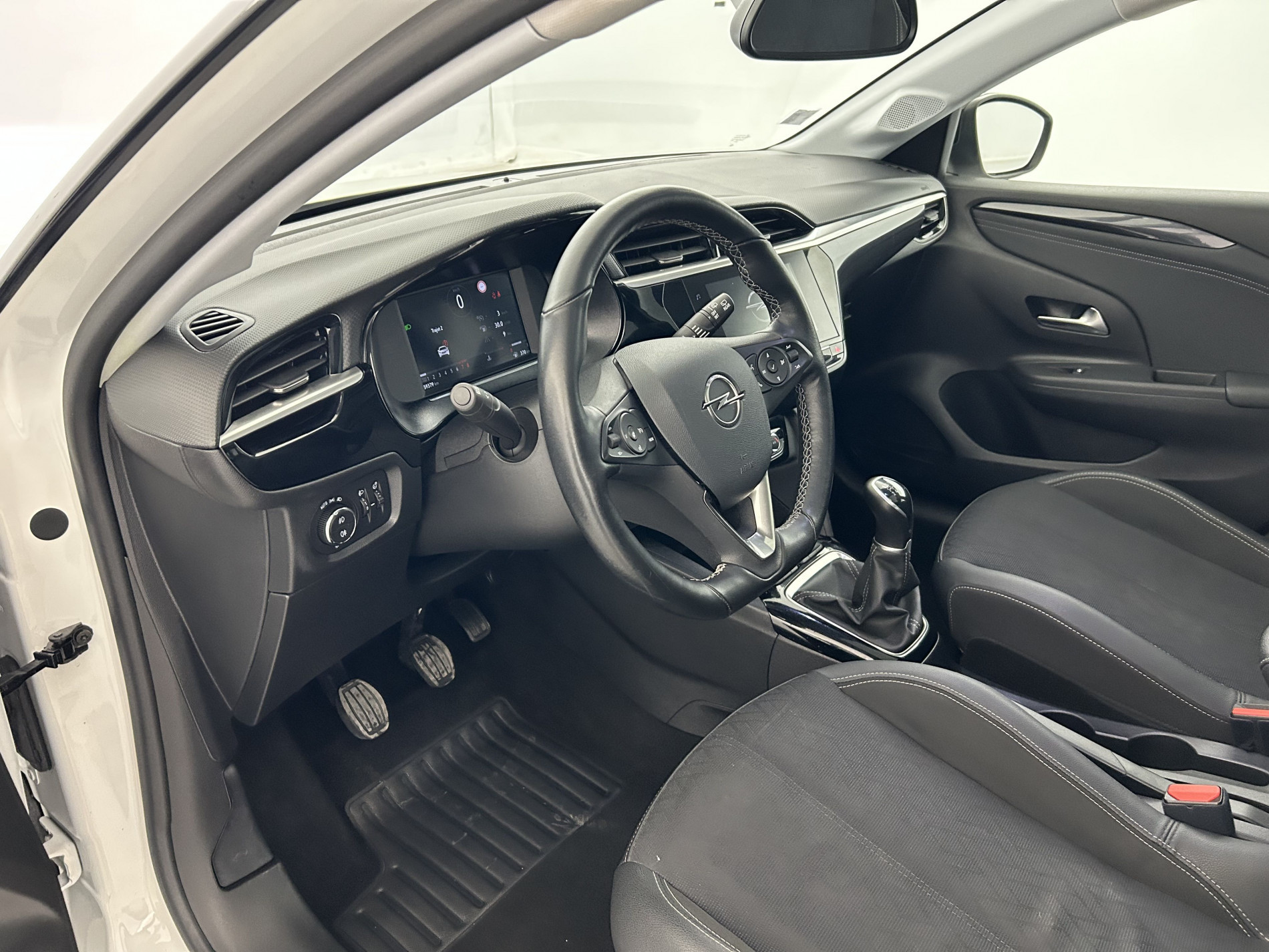 Vente en ligne Opel Corsa 1.2 75ch Design & Tech Suréquipée au prix de 10 490 €