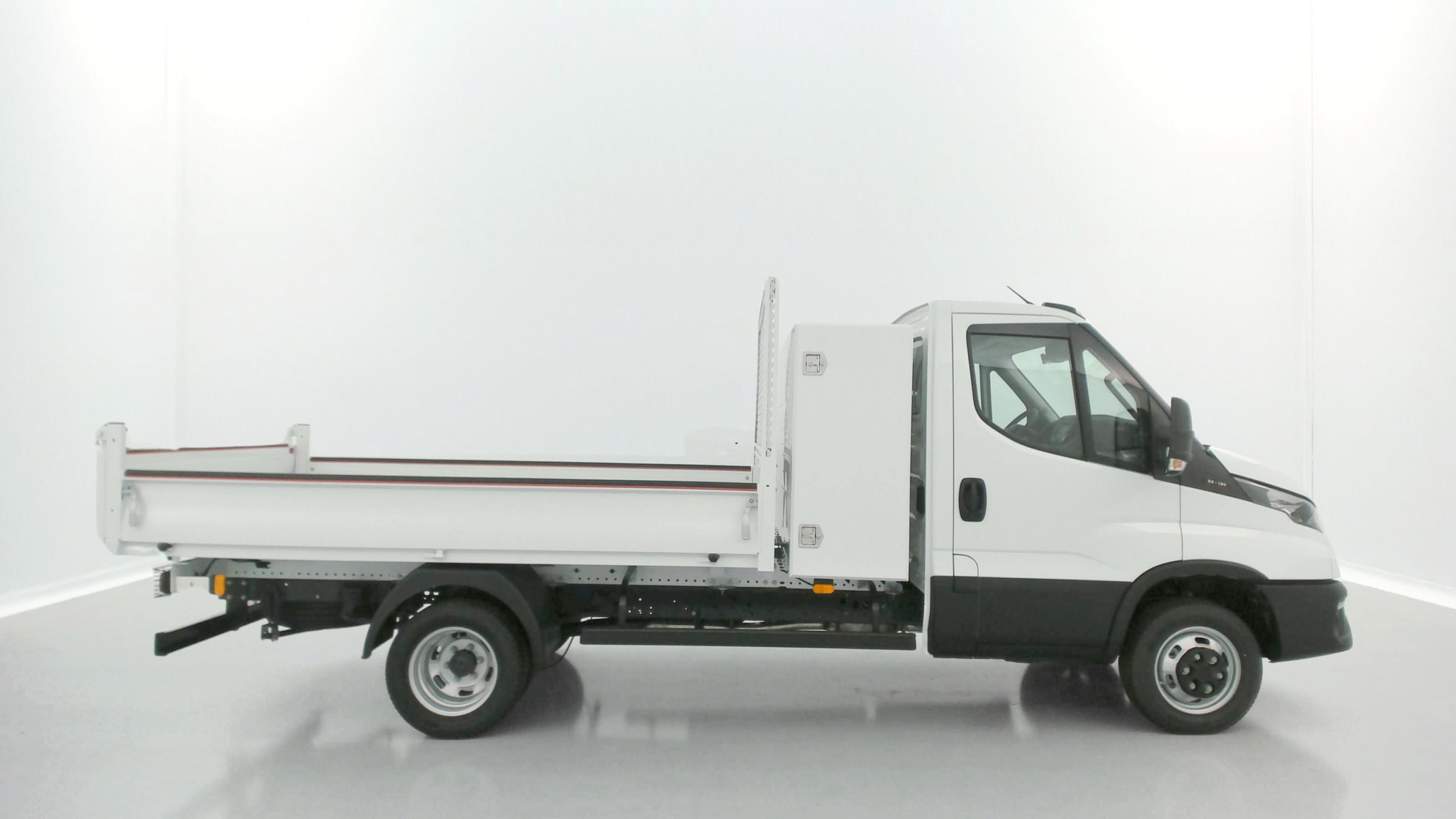Vente en ligne Iveco Daily DAILY 35C16H 3.0 160ch 3750 QUAD-TOR Benne + Coffre au prix de 55 880 €