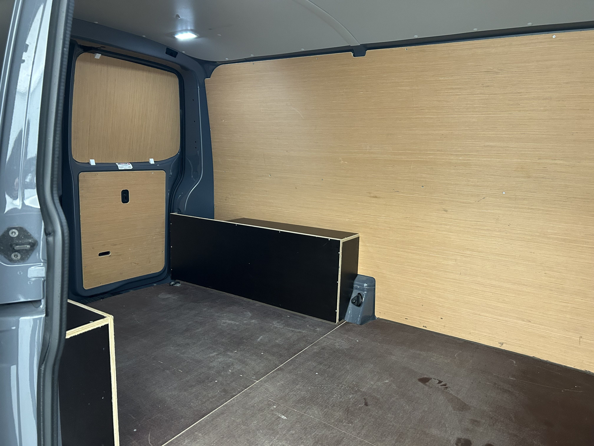 Vente en ligne Volkswagen Transporter 2.8T L1H1 2.0 TDI 150ch Business DSG7 + Caméra de recul + GPS au prix de 34 990 €