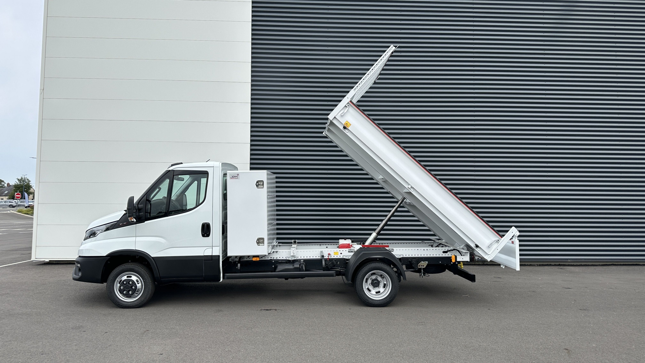 Vente en ligne Iveco Daily DAILY 35C16H 3.0 160ch 3750 QUAD-TOR Benne + Coffre au prix de 55 880 €