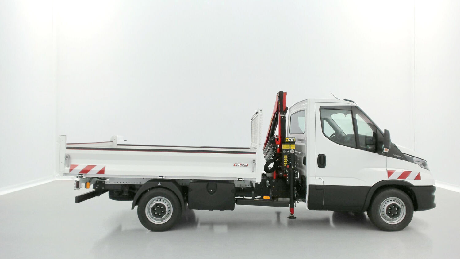 Vente en ligne Iveco Daily DAILY 35S14H 3750 2.3 136ch Benne Alu JPM + Grue PK 2900 au prix de 74 720 €