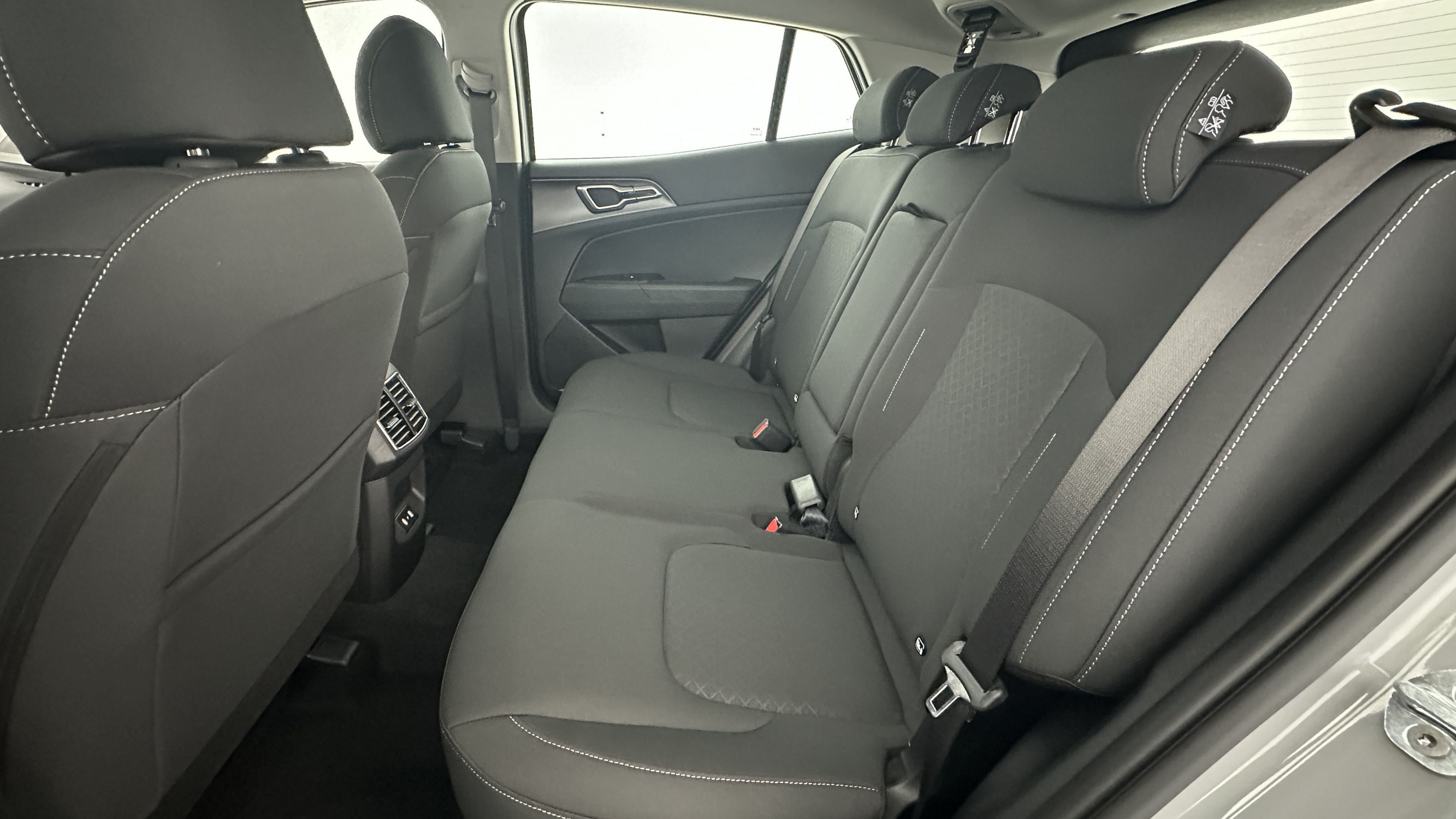Vente en ligne Kia Sportage SPORTAGE V 1.6 T-GDi 239ch HEV Motion BVA6 au prix de 34 700 €