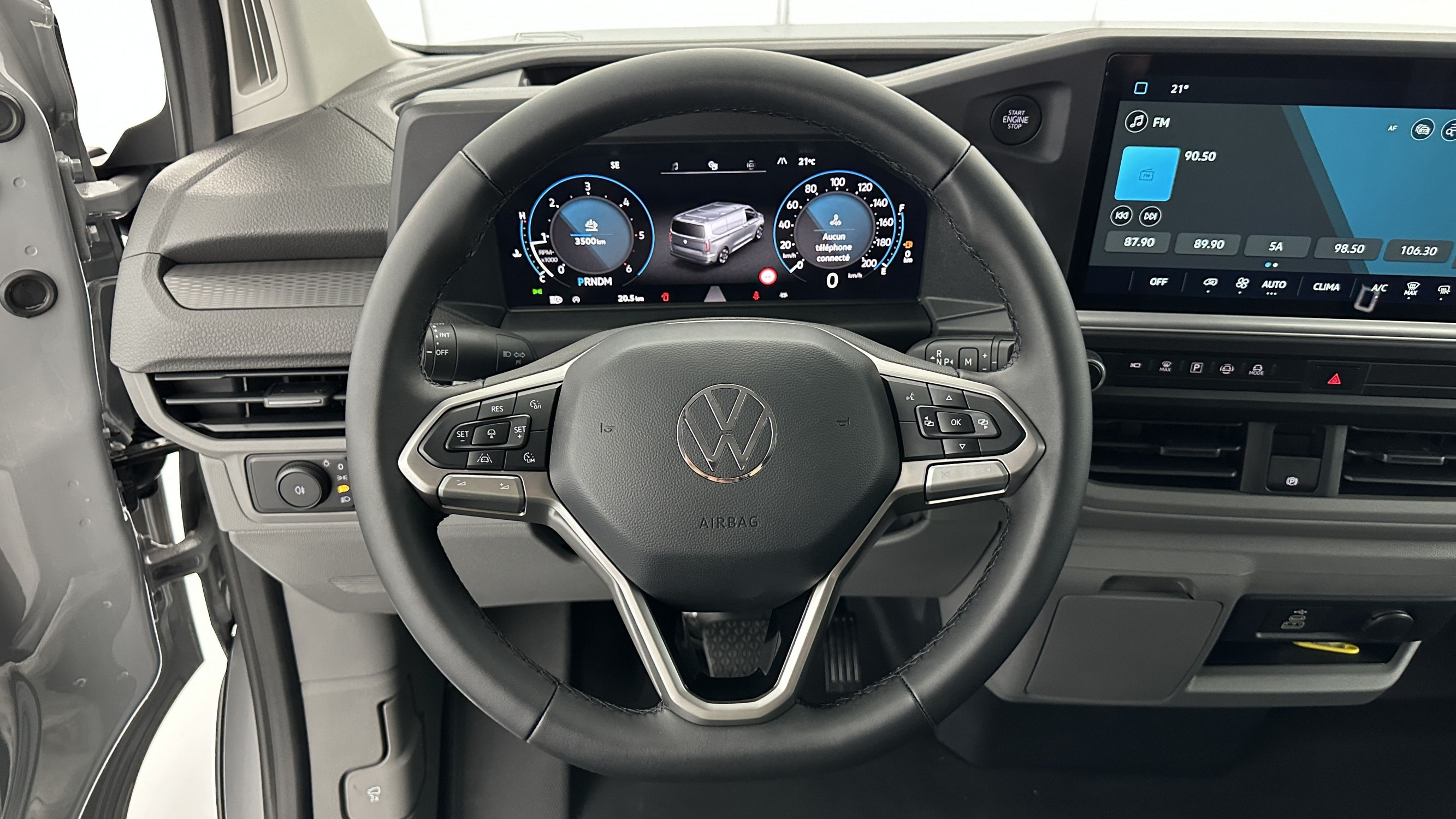 Vente en ligne Volkswagen Transporter TRANSPORTER T7 L2H1 2.0 TDI 150ch Business BVA8 au prix de 47 940 €