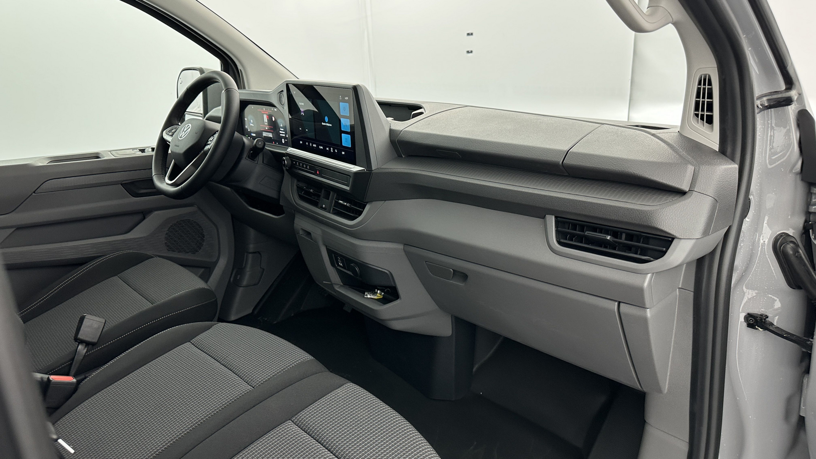 Vente en ligne Volkswagen Transporter TRANSPORTER T7 L2H1 2.0 TDI 150ch Business BVA8 au prix de 47 580 €