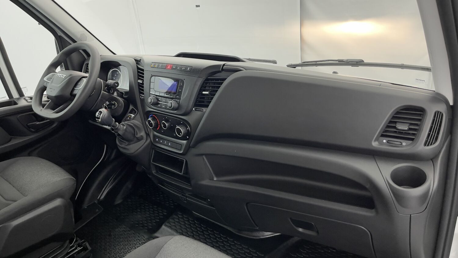 Vente en ligne Iveco Daily DAILY 35S14H 3750 2.3 136ch Benne Alu JPM + Grue PK 2900 au prix de 74 720 €
