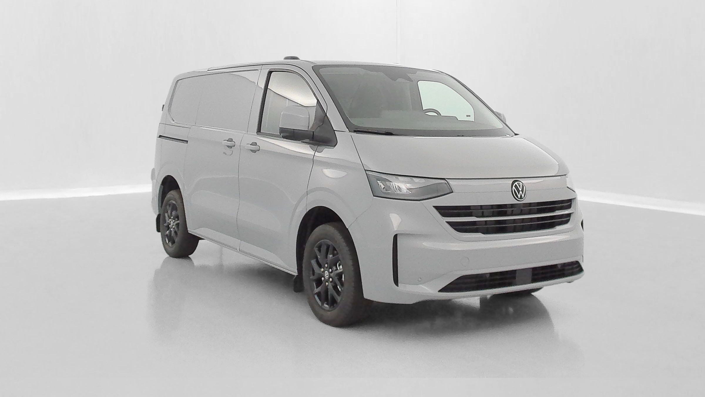 Vente en ligne Volkswagen Transporter TRANSPORTER T7 L1H1 2.0 TDI 150ch Business BVA8 au prix de 44 360 €