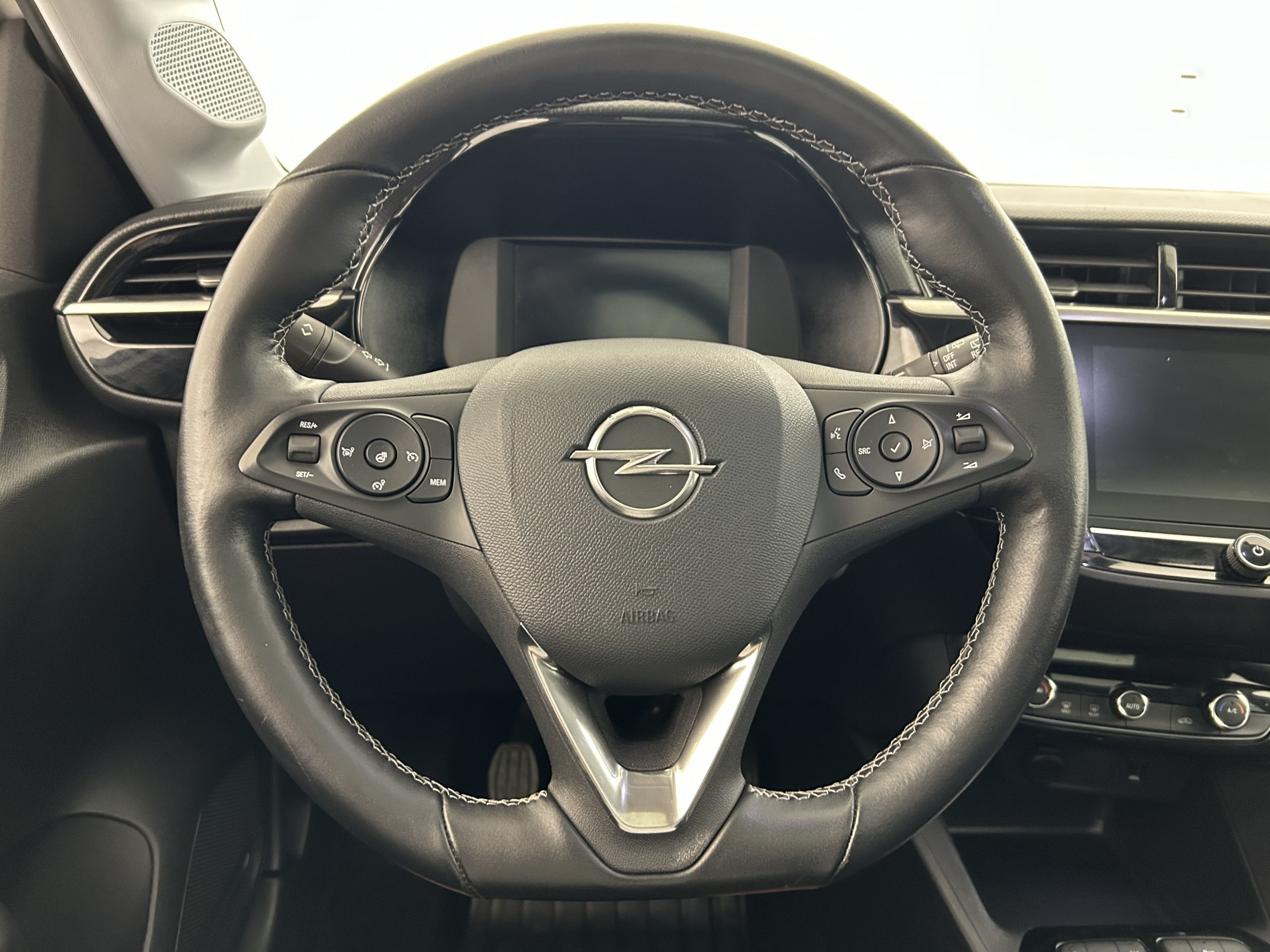 Vente en ligne Opel Corsa 1.2 75ch Design & Tech Suréquipée au prix de 10 490 €