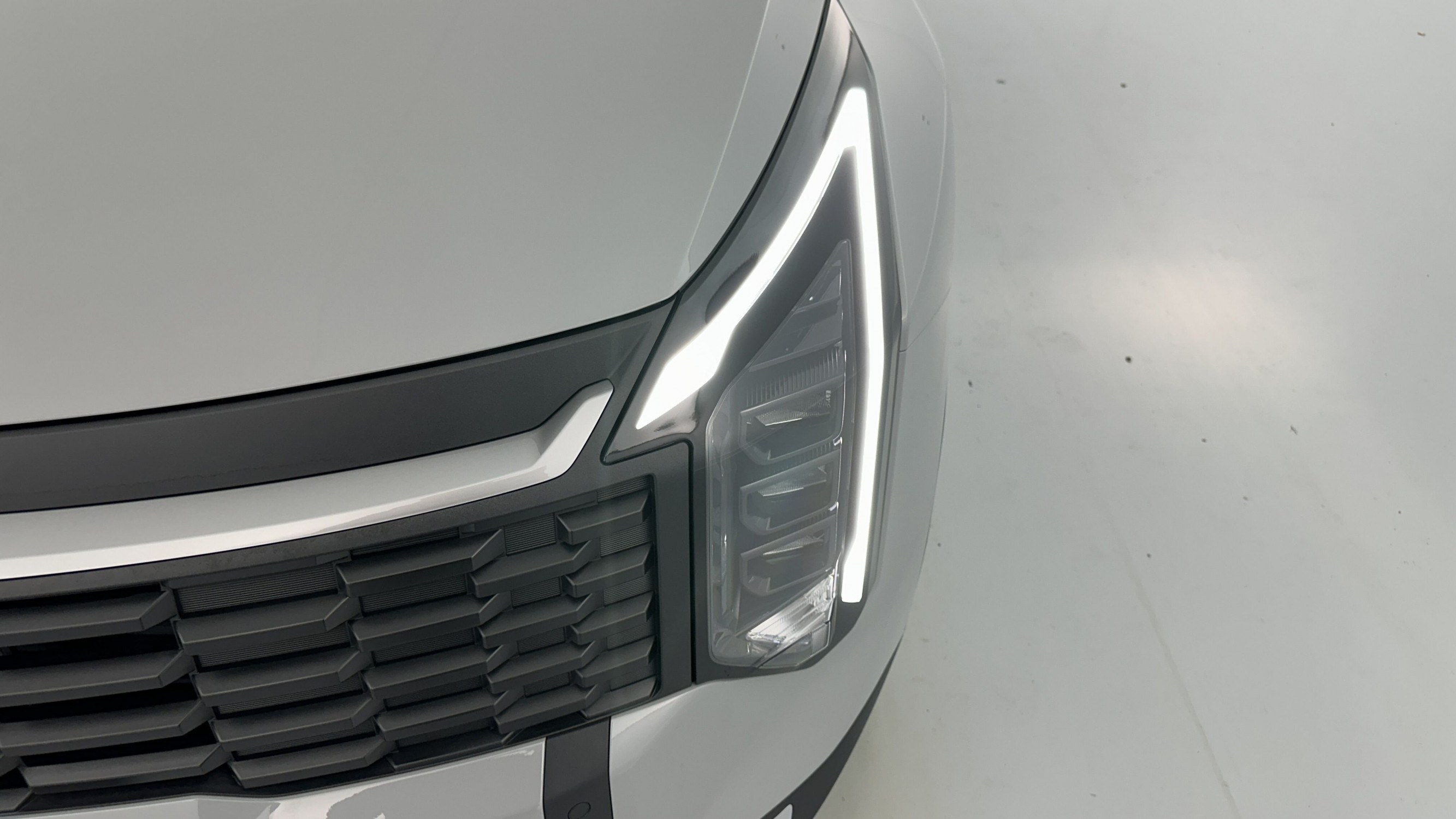 Vente en ligne Kia Sportage SPORTAGE V 1.6 T-GDi 239ch HEV Motion BVA6 au prix de 34 700 €