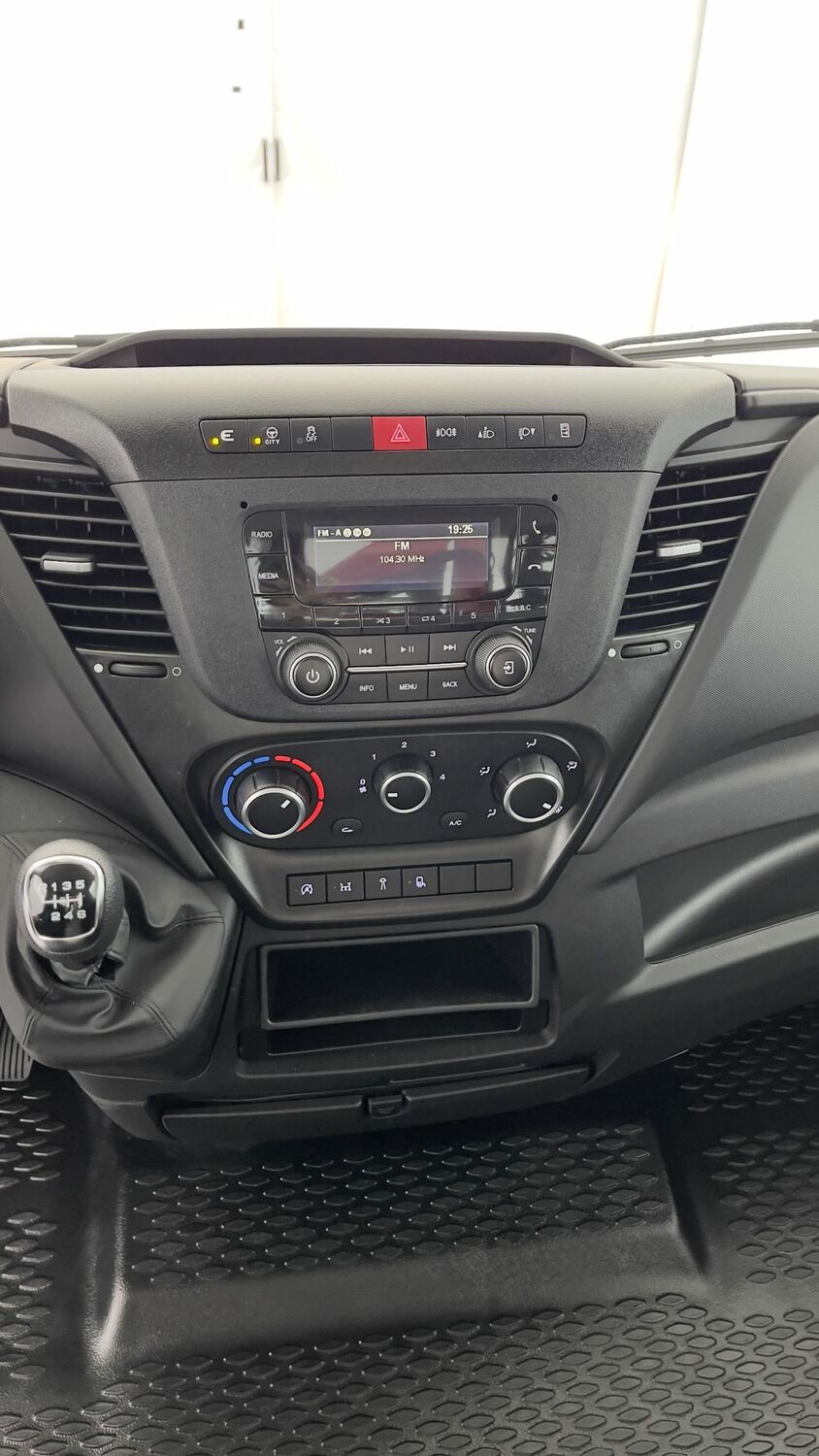Vente en ligne Iveco Daily DAILY 35S14H 3750 2.3 136ch Benne Alu JPM + Grue PK 2900 au prix de 74 720 €