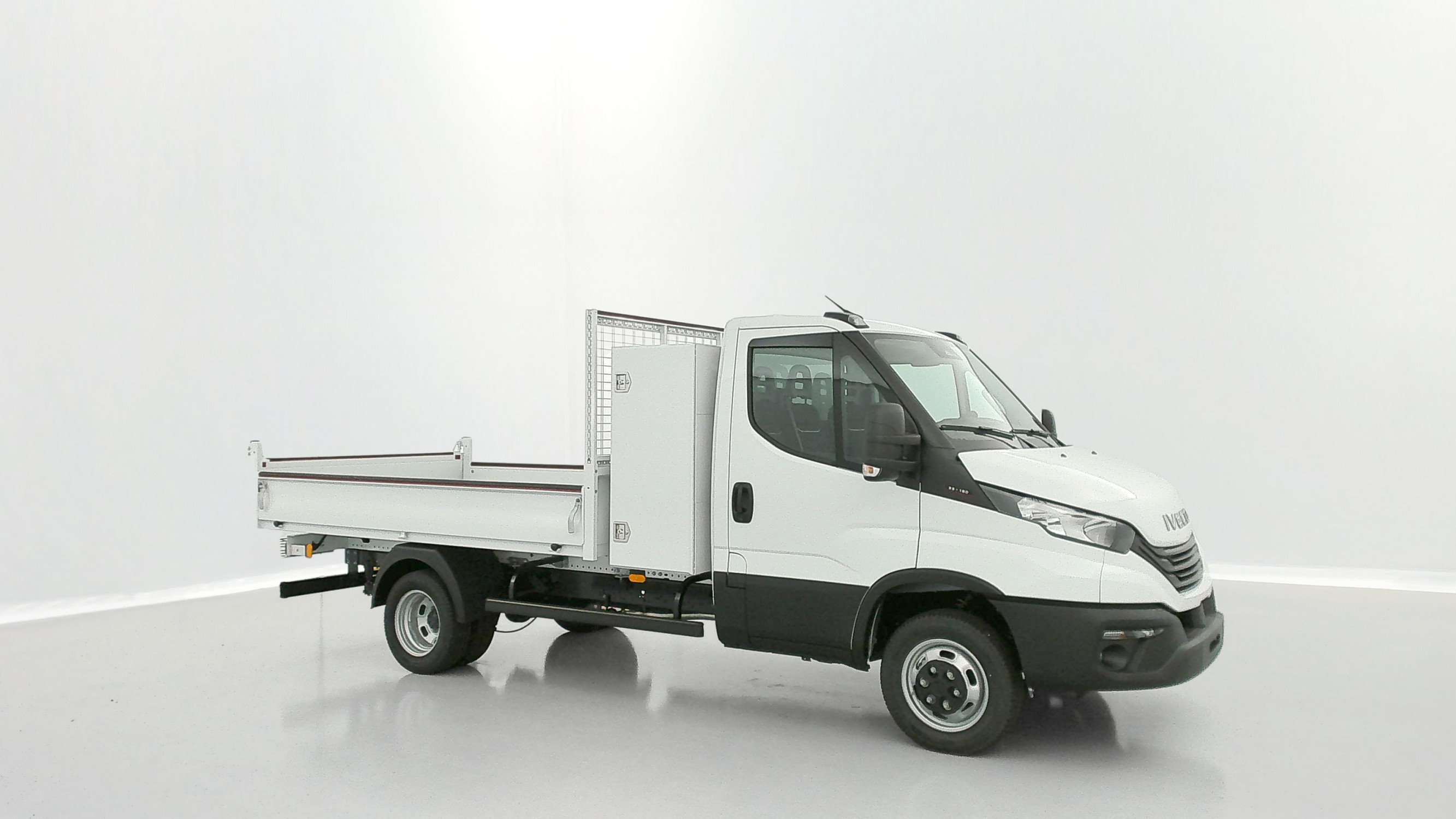 Vente en ligne Iveco Daily DAILY 35C16H 3.0 160ch 3750 QUAD-TOR Benne + Coffre au prix de 55 880 €