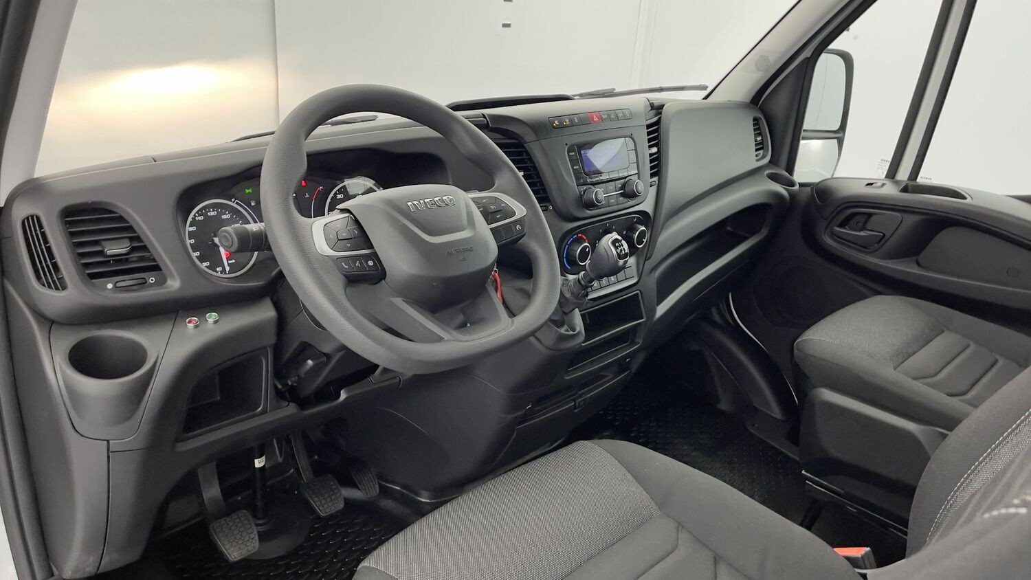 Vente en ligne Iveco Daily DAILY 35S14H 3750 2.3 136ch Benne Alu JPM + Grue PK 2900 au prix de 74 720 €