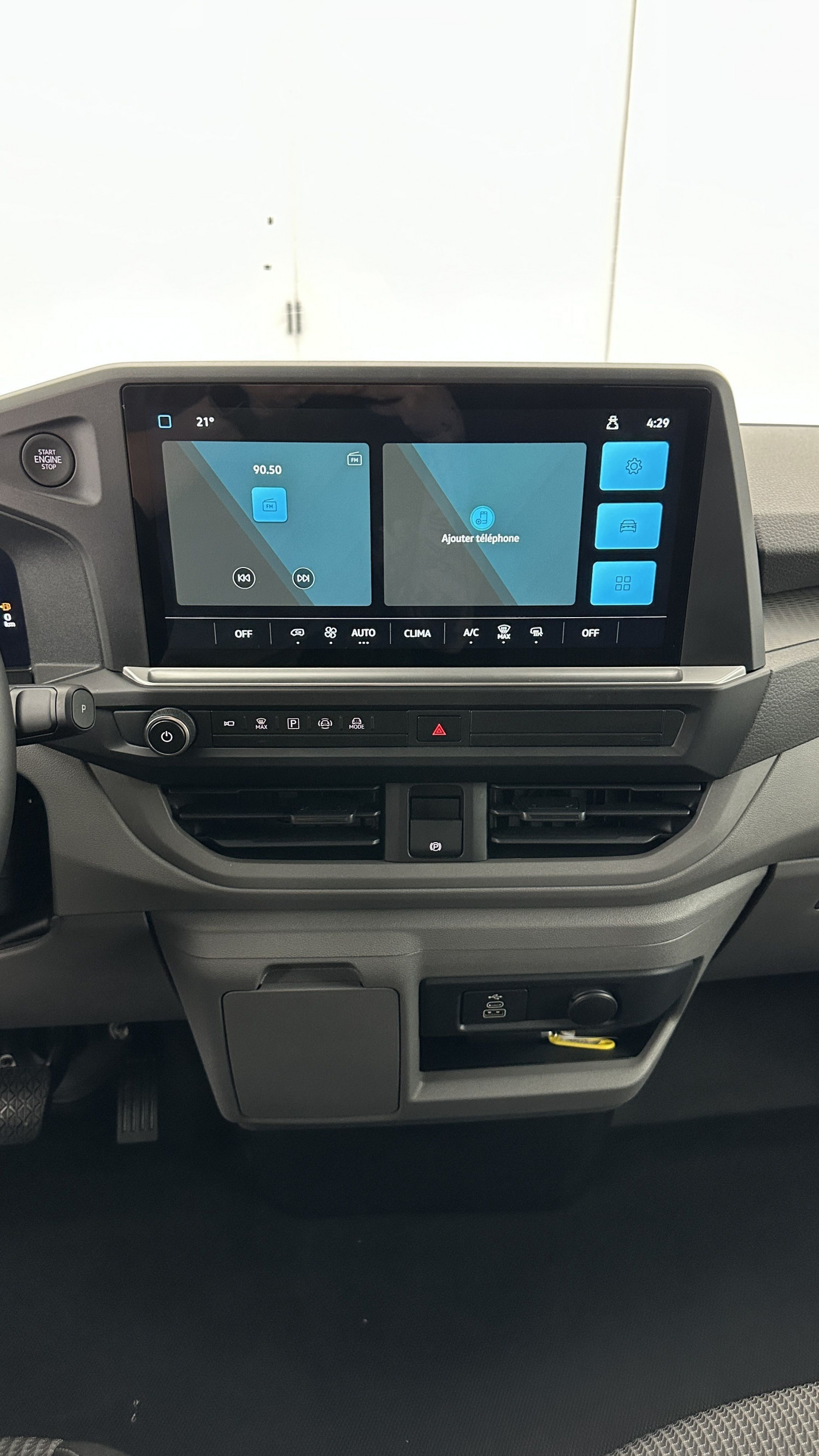 Vente en ligne Volkswagen Transporter TRANSPORTER T7 L2H1 2.0 TDI 150ch Business BVA8 au prix de 47 940 €