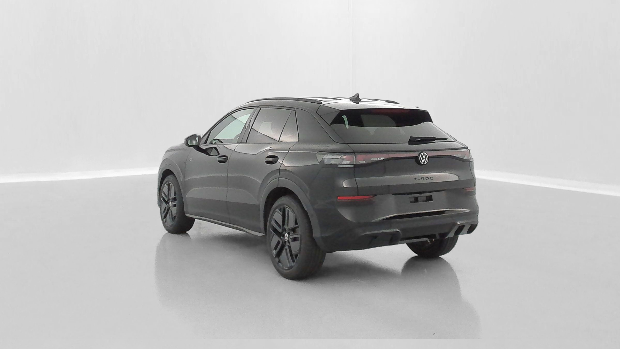 Vente en ligne Volkswagen T-Roc T-ROC 1.5 eTSI EVO2 Hybrid 150ch R-Line DSG7 au prix de 37 700 €