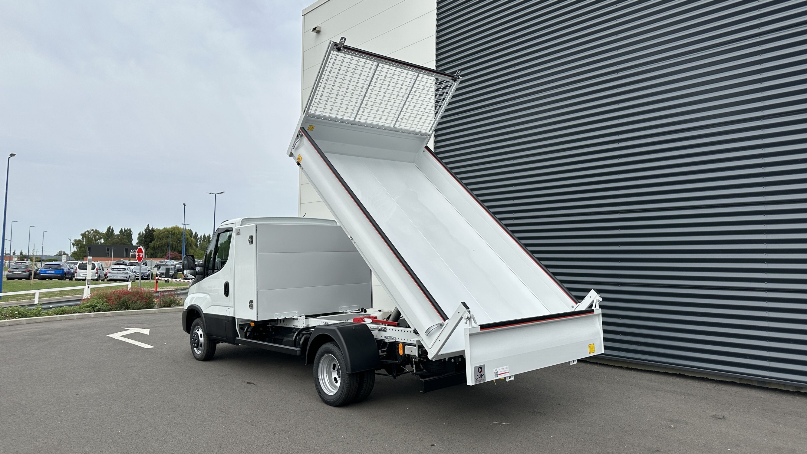 Vente en ligne Iveco Daily DAILY 35C16H 3.0 160ch 3750 QUAD-TOR Benne + Coffre au prix de 55 880 €