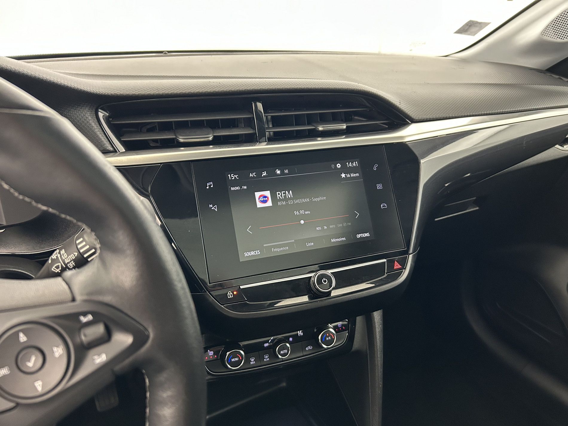 Vente en ligne Opel Corsa 1.2 75ch Design & Tech Suréquipée au prix de 10 490 €