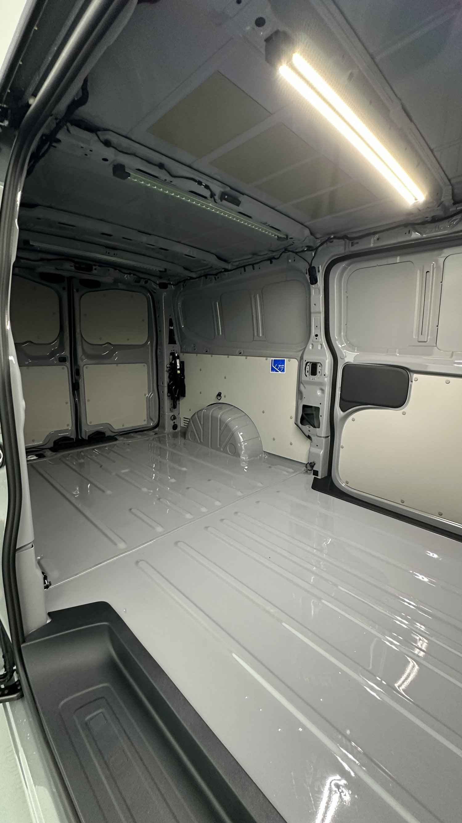 Vente en ligne Volkswagen Transporter TRANSPORTER T7 L2H1 2.0 TDI 150ch Business BVA8 au prix de 47 940 €