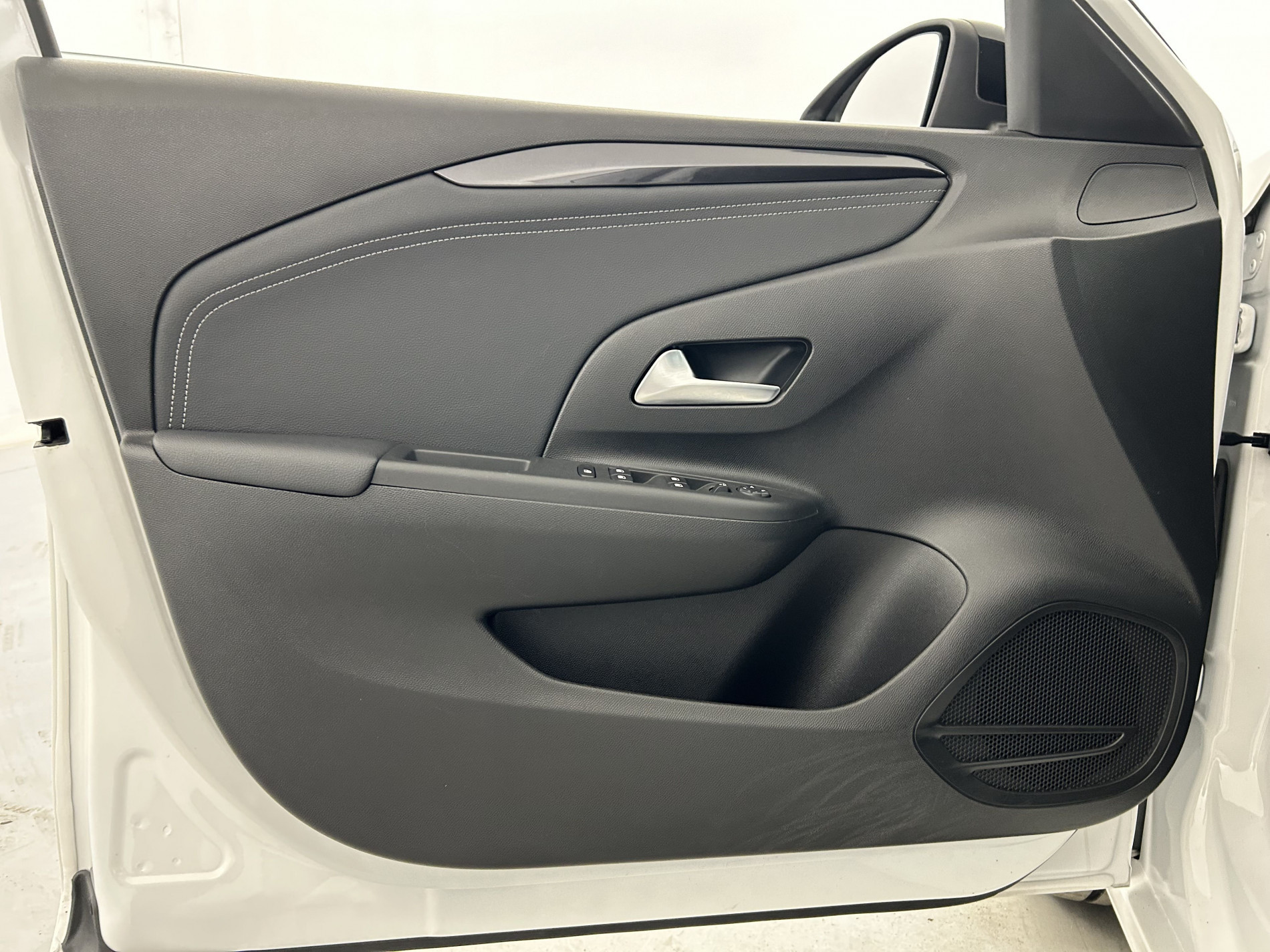 Vente en ligne Opel Corsa 1.2 75ch Design & Tech Suréquipée au prix de 10 490 €