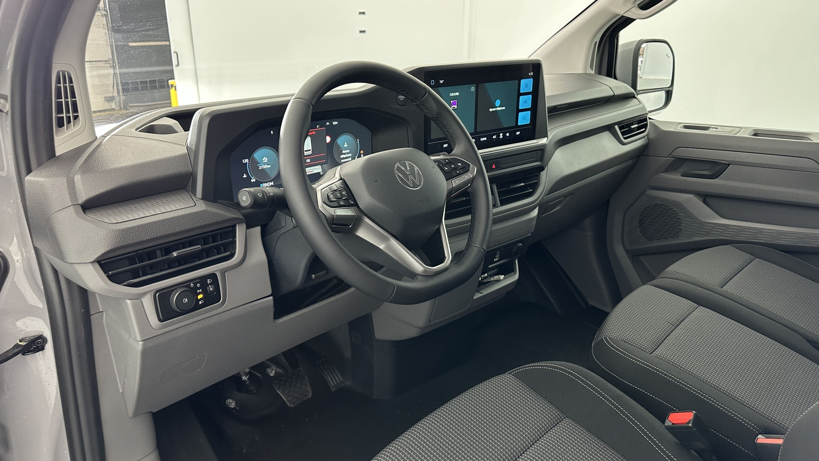 Vente en ligne Volkswagen Transporter TRANSPORTER T7 L2H1 2.0 TDI 150ch Business BVA8 au prix de 47 580 €