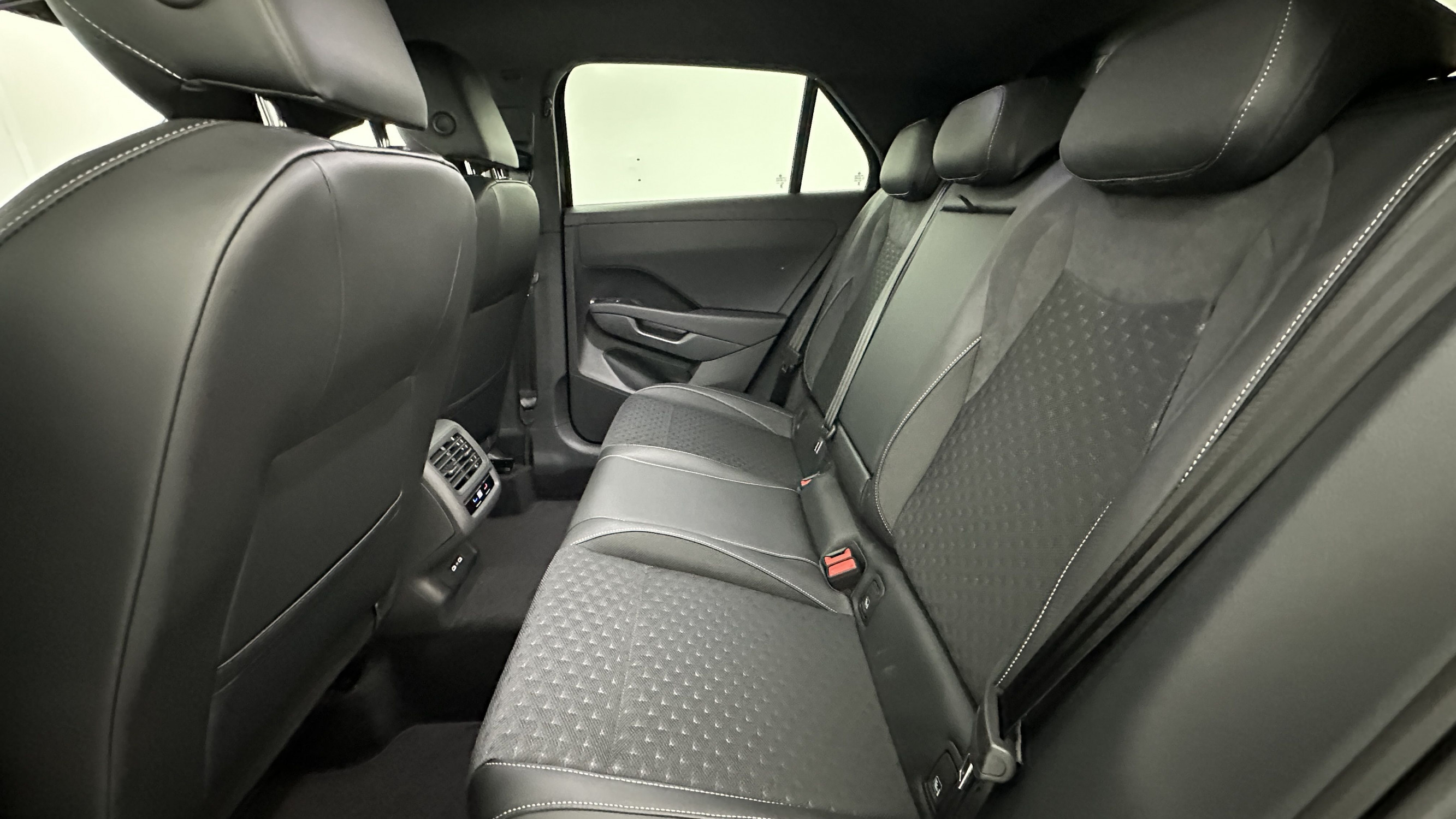 Vente en ligne Volkswagen T-Roc T-ROC 1.5 eTSI EVO2 Hybrid 150ch R-Line DSG7 au prix de 37 700 €