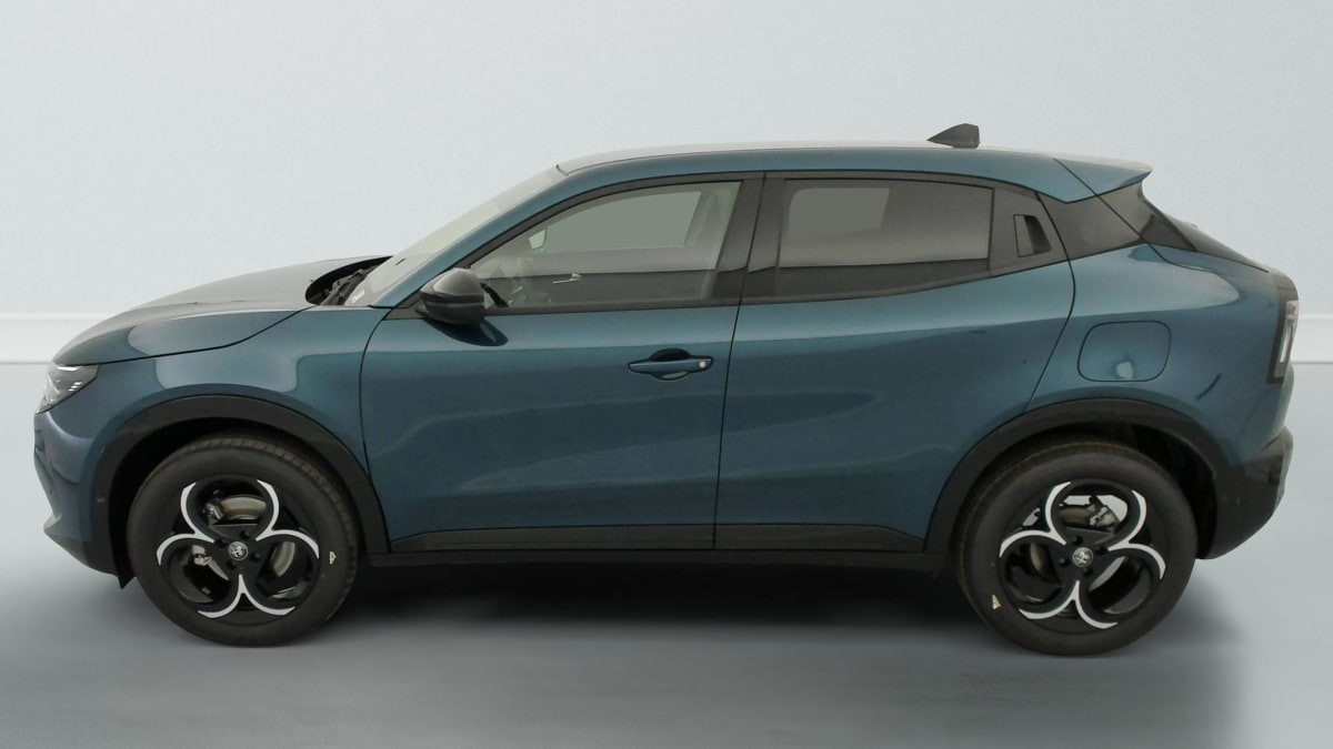 Vente en ligne Alfa Romeo Junior 1.2 Ibrida 145 ch e-DCT6 Ti au prix de 29 340 €