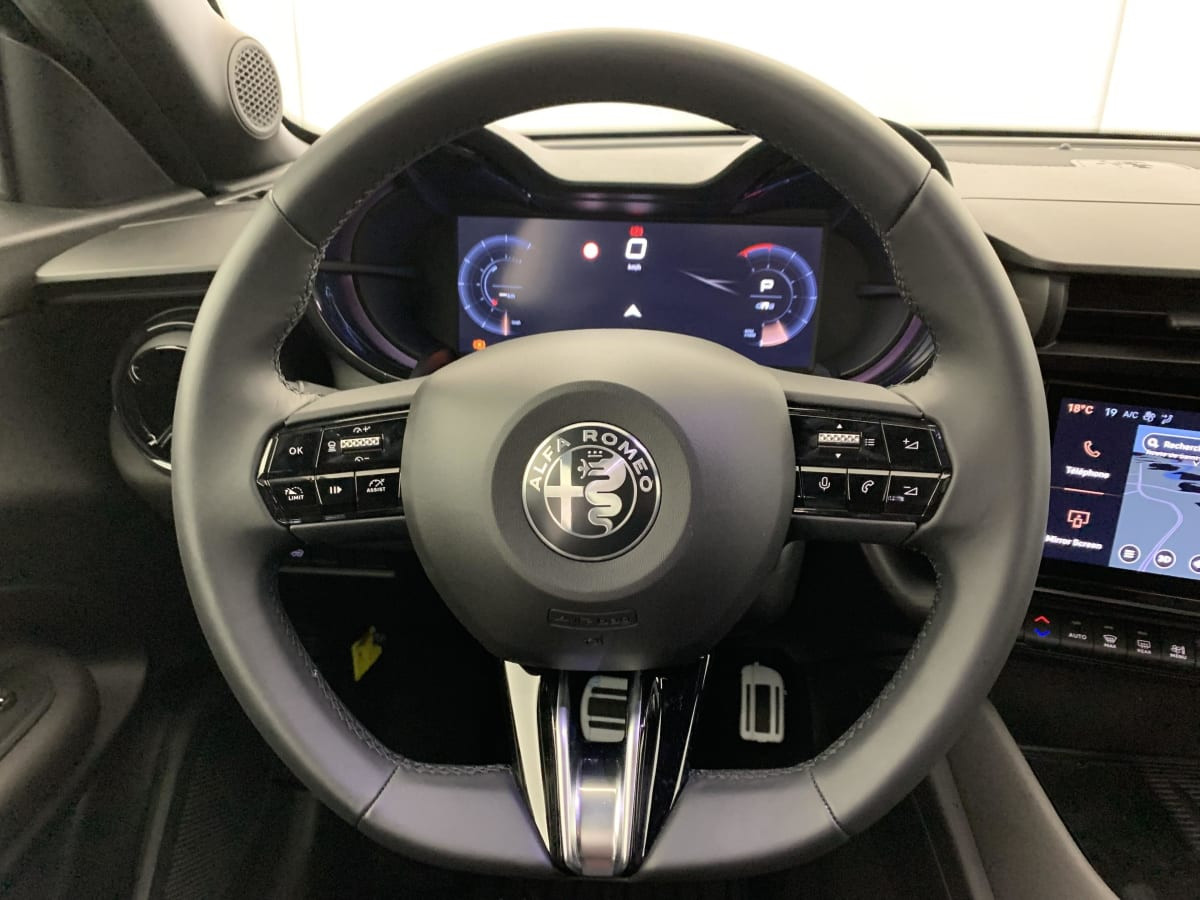 Vente en ligne Alfa Romeo Junior 1.2 Ibrida 145 ch e-DCT6 Ti au prix de 29 340 €