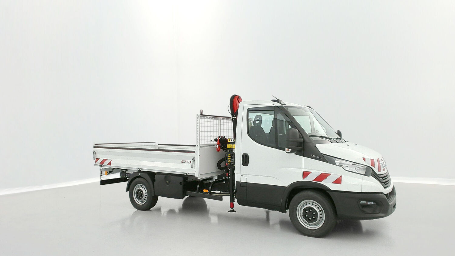 Vente en ligne Iveco Daily DAILY 35S14H 3750 2.3 136ch Benne Alu JPM + Grue PK 2900 au prix de 74 720 €