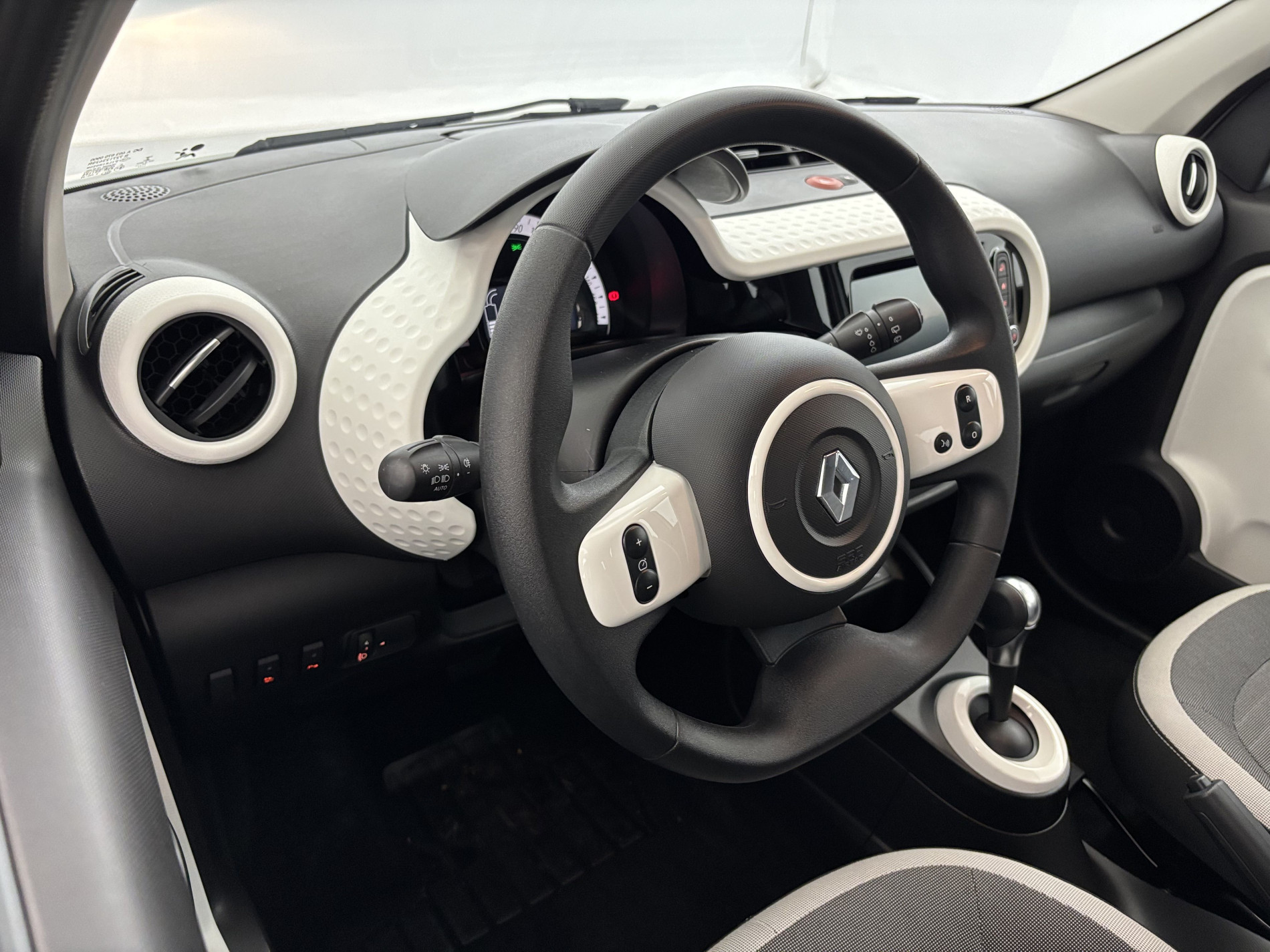 Vente en ligne Renault Twingo 3 E-Tech Electric Equilibre R80 Achat Intégral au prix de 11 990 €