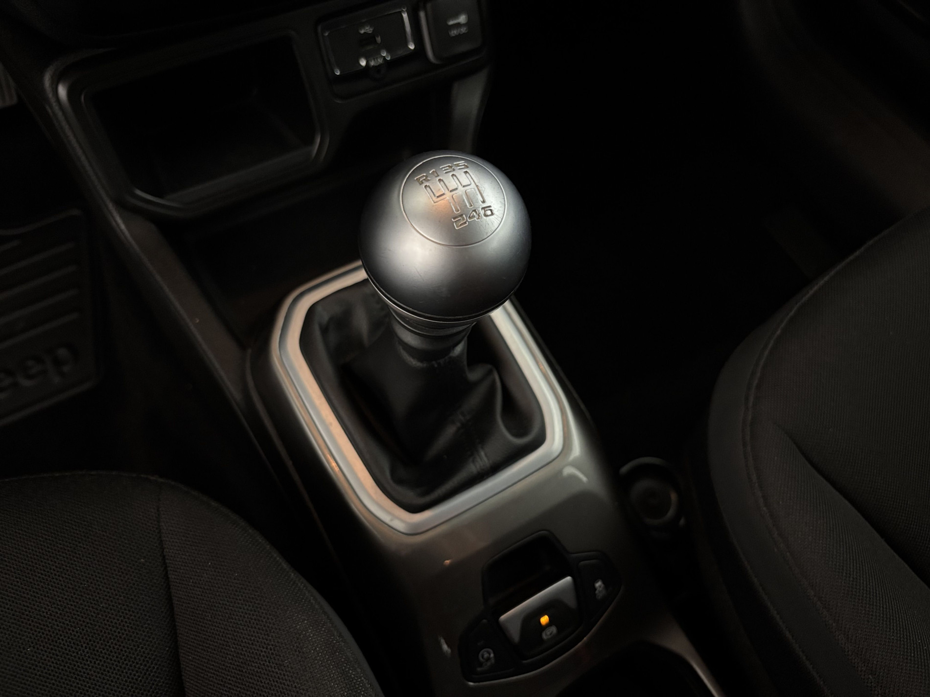 Vente en ligne Jeep Renegade 1.6 MultiJet 120ch Limited + Attelage au prix de 14 990 €