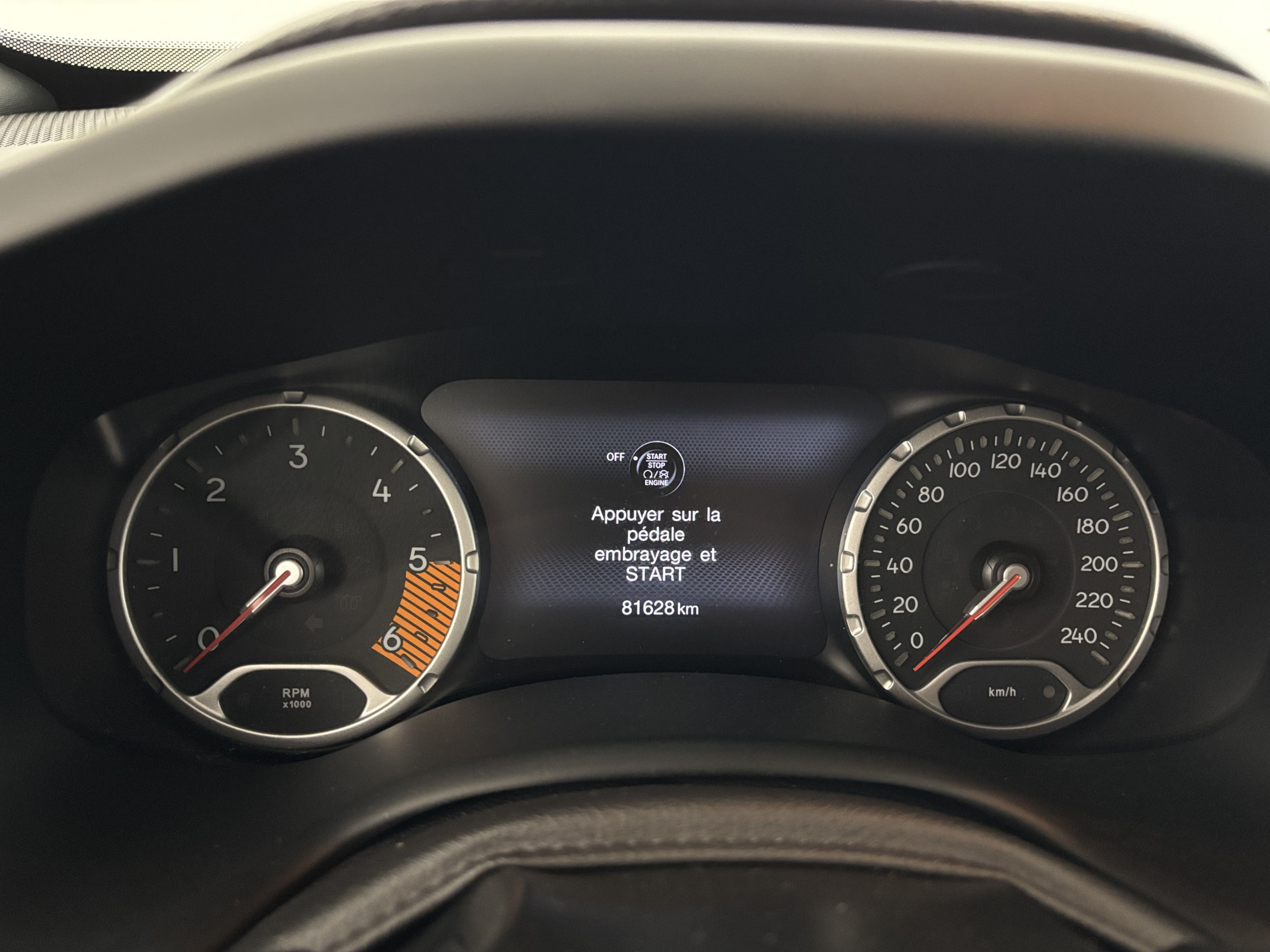 Vente en ligne Jeep Renegade 1.6 MultiJet 120ch Limited + Attelage au prix de 14 990 €