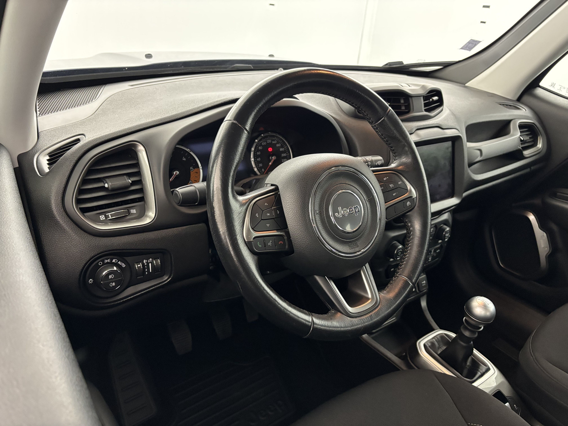 Vente en ligne Jeep Renegade 1.6 MultiJet 120ch Limited + Attelage au prix de 14 990 €