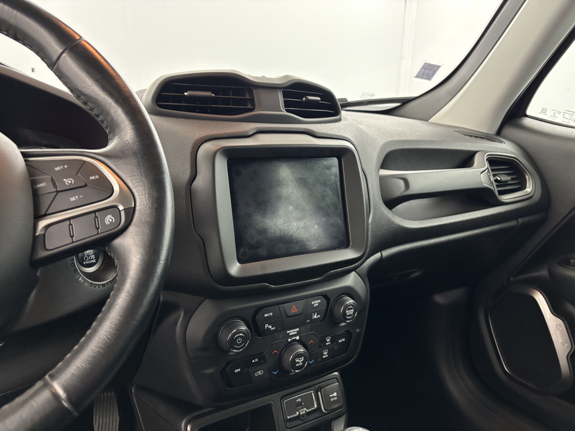 Vente en ligne Jeep Renegade 1.6 MultiJet 120ch Limited + Attelage au prix de 14 990 €
