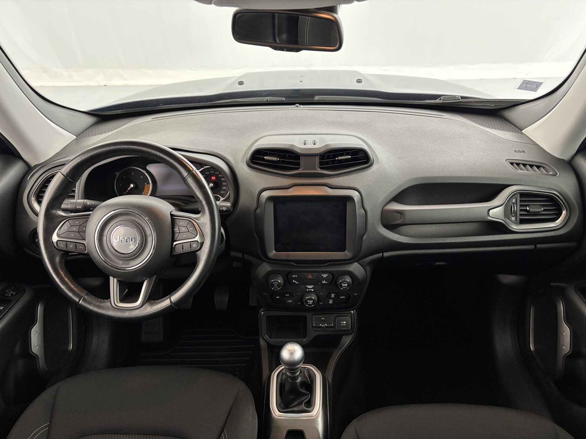 Vente en ligne Jeep Renegade 1.6 MultiJet 120ch Limited + Attelage au prix de 14 990 €
