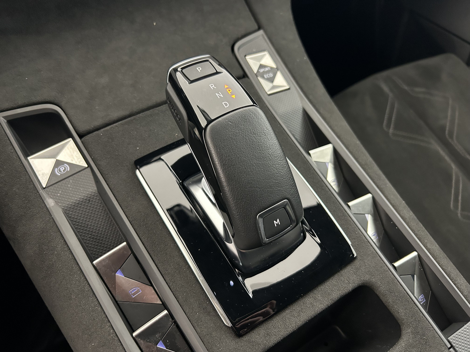 Vente en ligne Ds DS7 Crossback BlueHDi 130ch Performance Line Automatique Suréquipée au prix de 22 990 €
