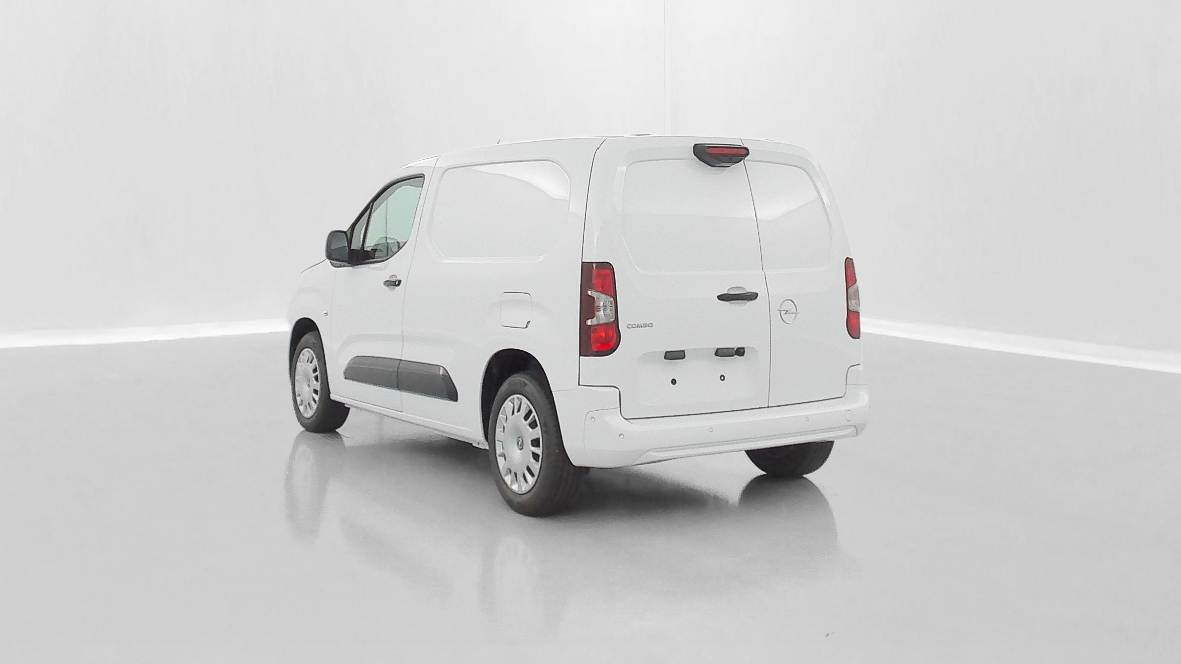 Vente en ligne Opel Combo Cargo COMBO CARGO M 650kg 1.5 BlueHDi 100ch au prix de 23 000 €